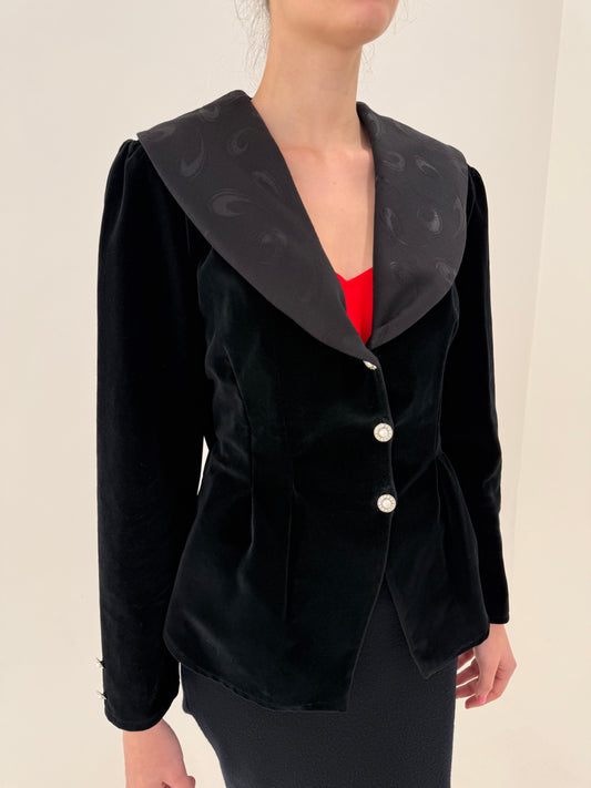 Sacou negru din catifea cu guler satinat supradimensionat super cambrat