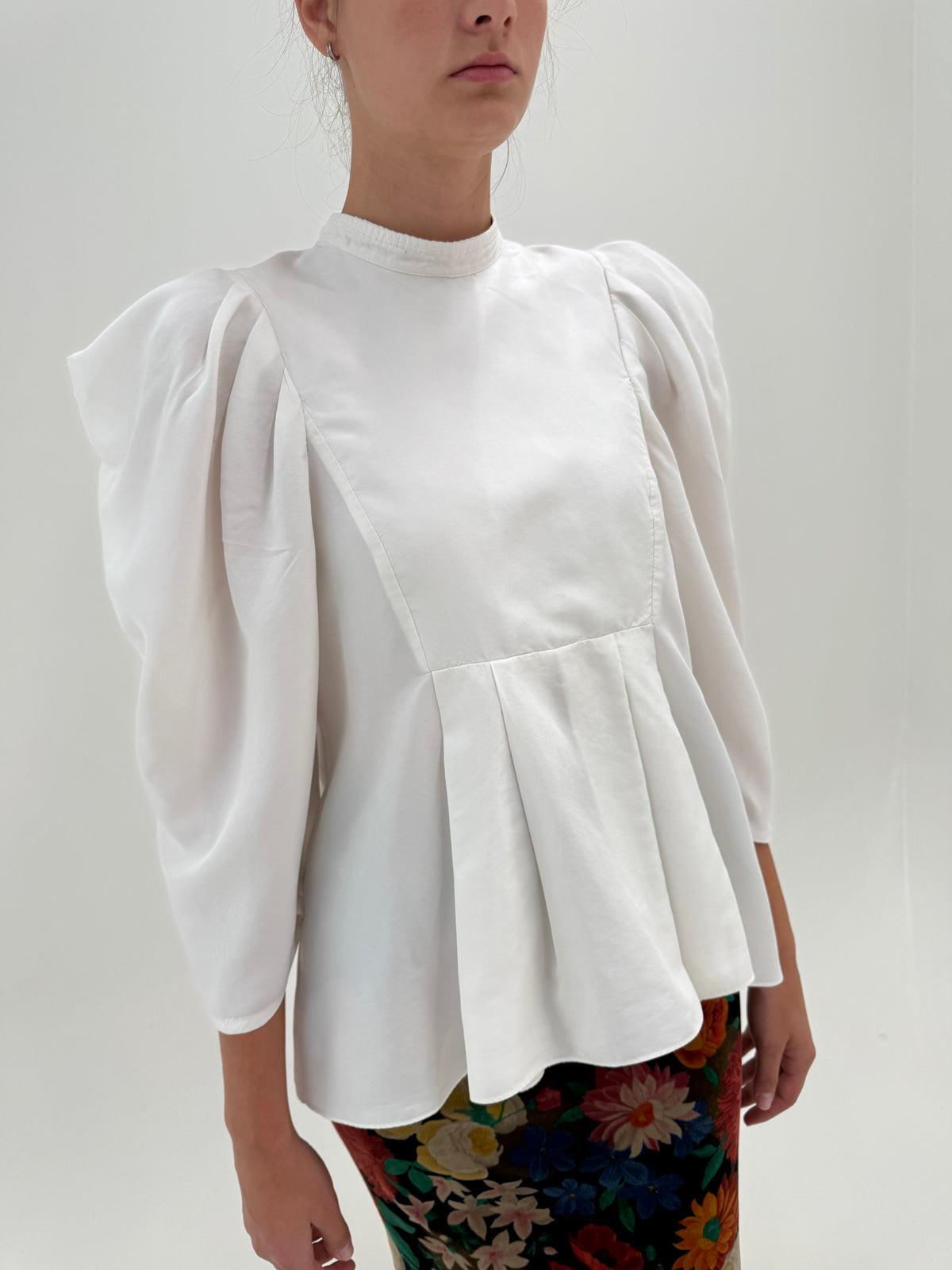 Cămașa spectaculoasă Max Mara din mătase naturală plină cu peplum și umeri cu volum