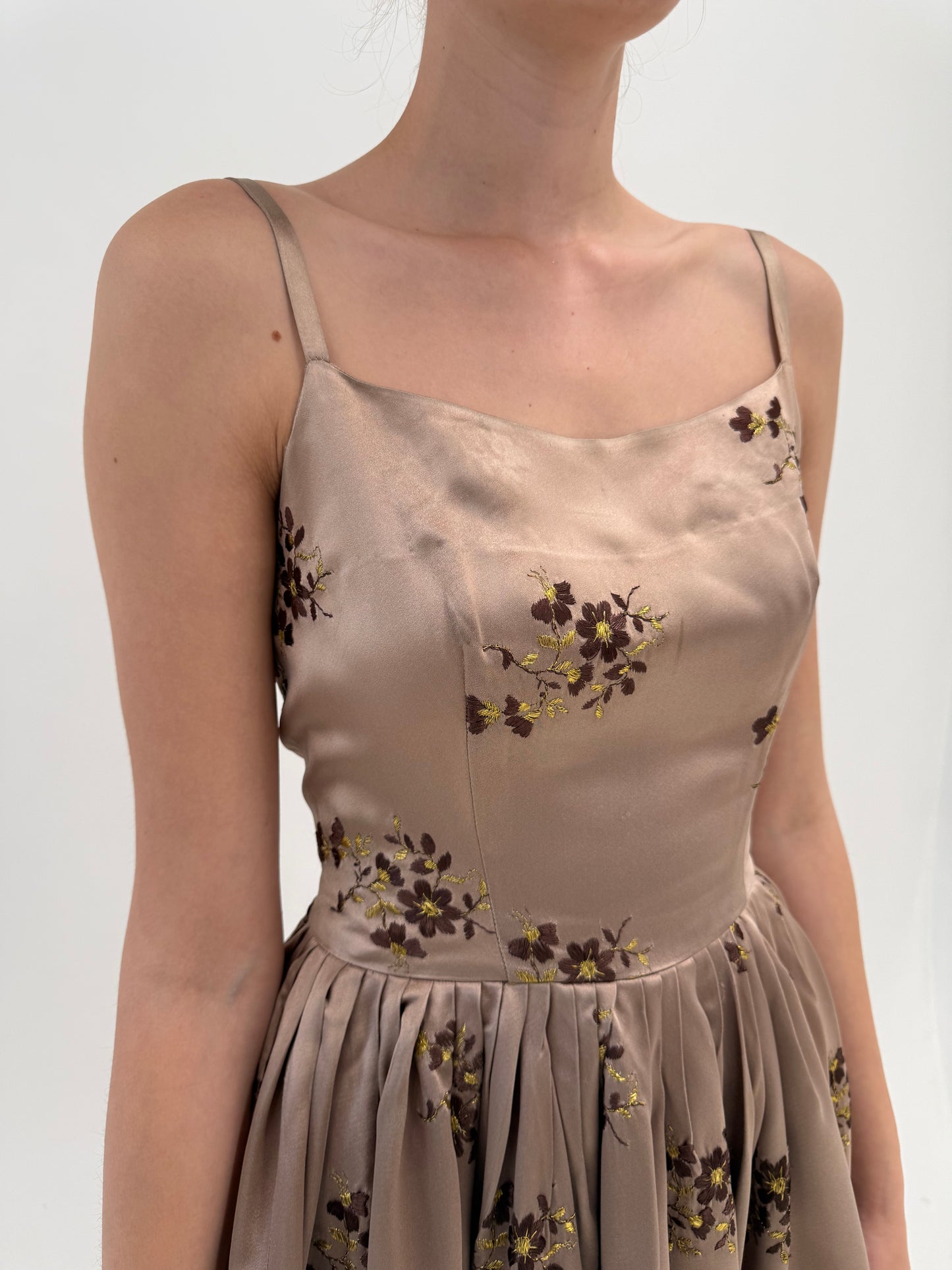 Rochie vintage anii 50 soft bronze integral brodată cu corsaj din twill de mătase naturală