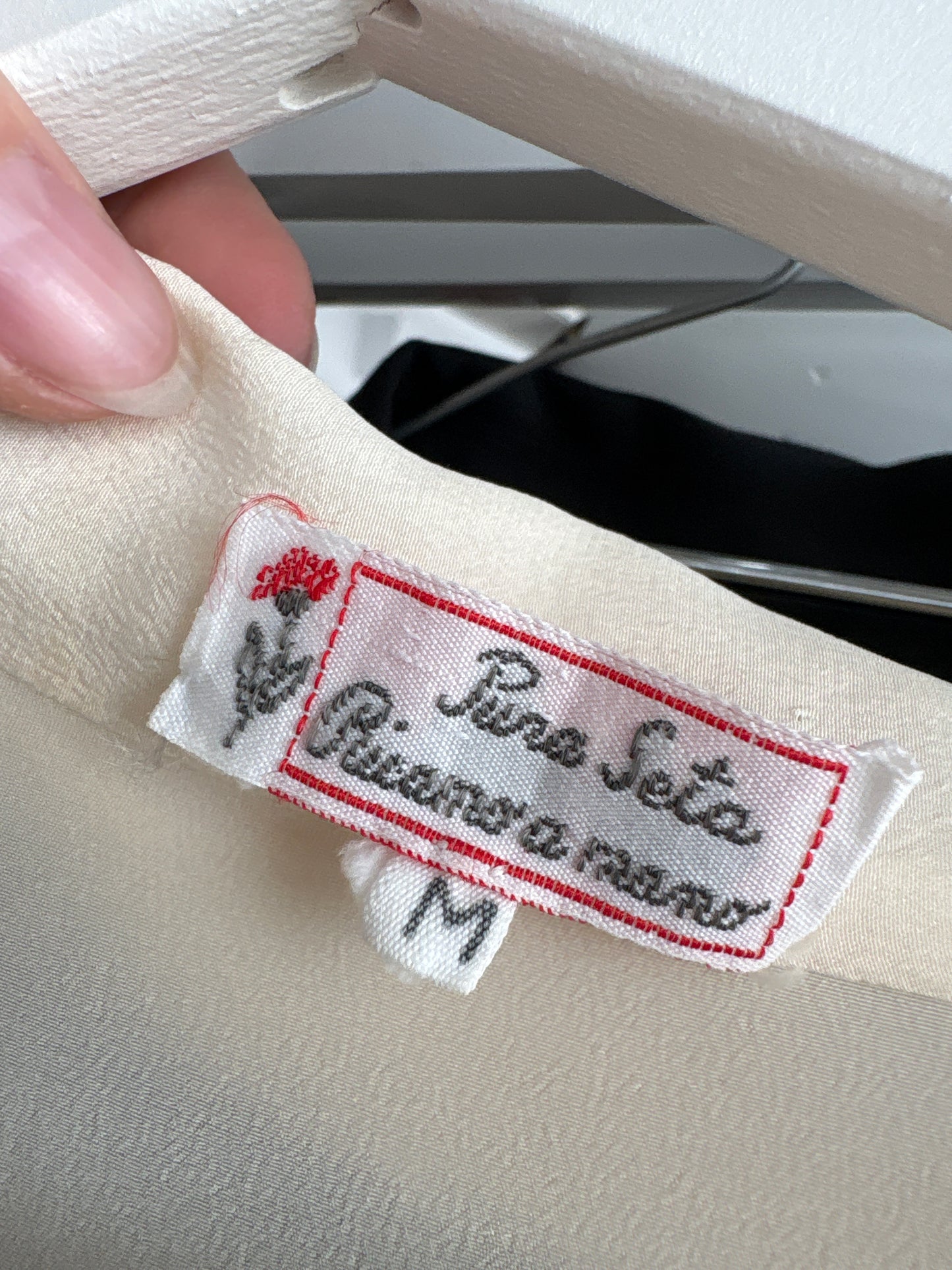 Cămașa din mătase naturală brodată manual excepțional