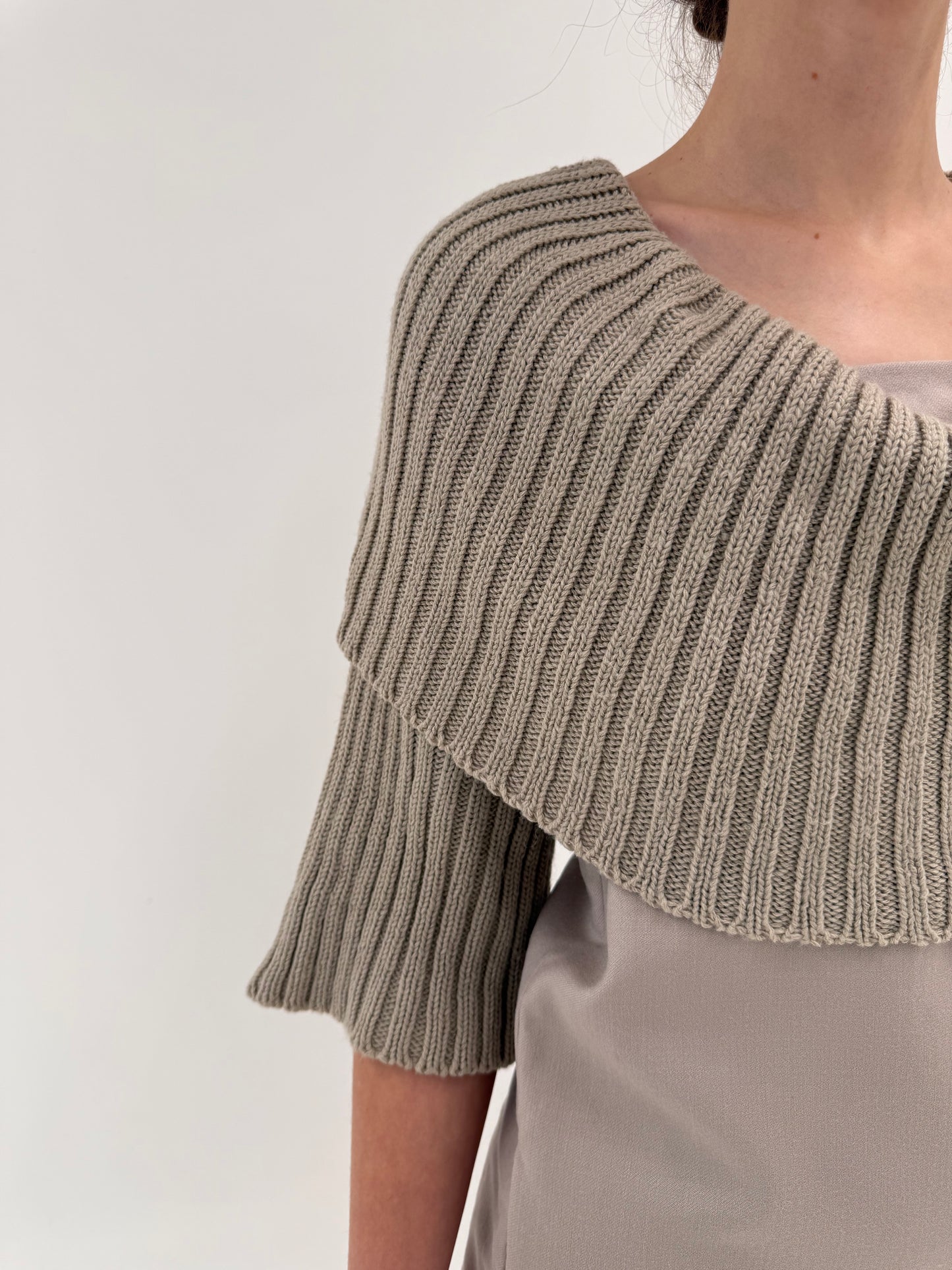 Rochie grej din stofita și tricot de lana extrafina în croi ovoidal