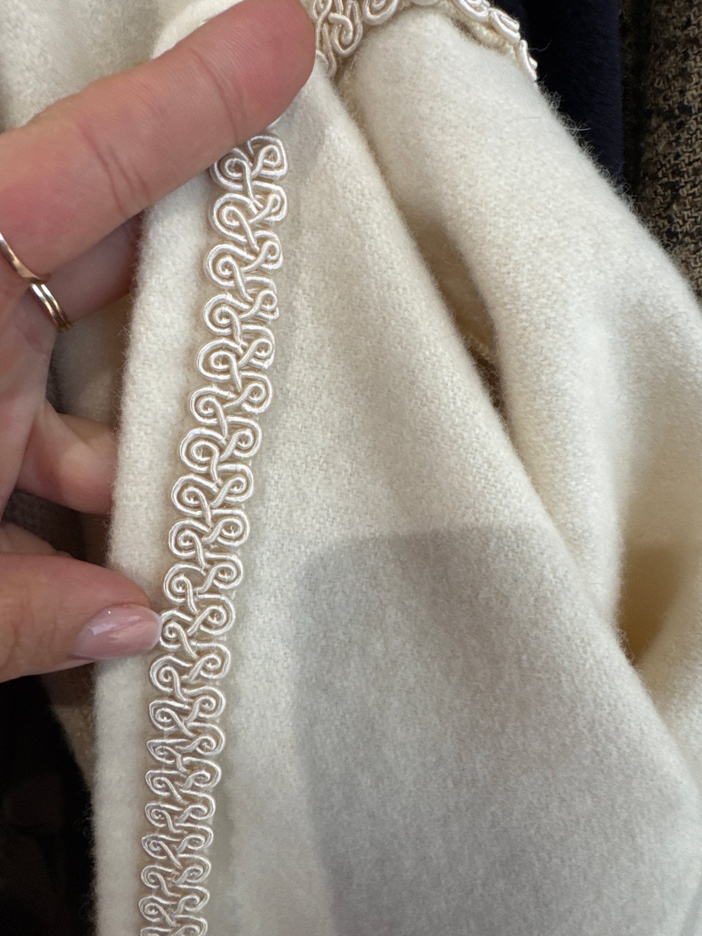 Capa vintage butter white din lana extrafina cu aplicații din dantelă macrame