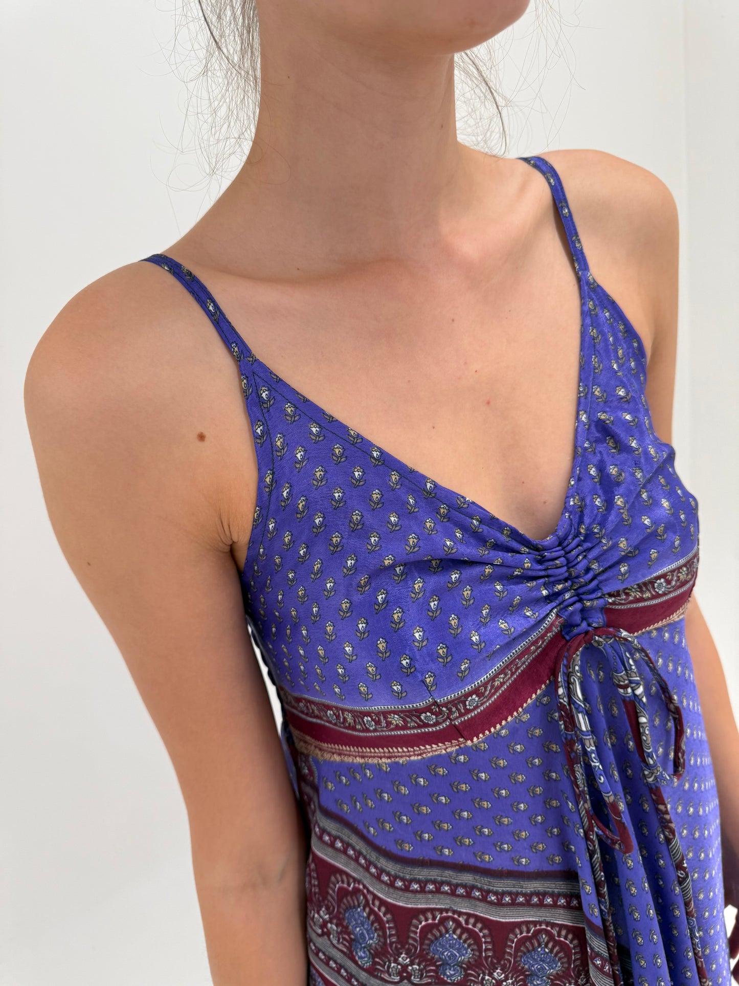 Rochie maxi boho în combinație superbă de culori cu spate elastic