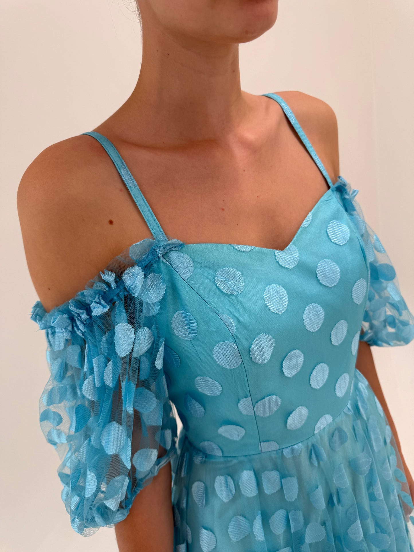 Rochie maxi vintage din mesh cu buline și corsaj cu umeri bufanți