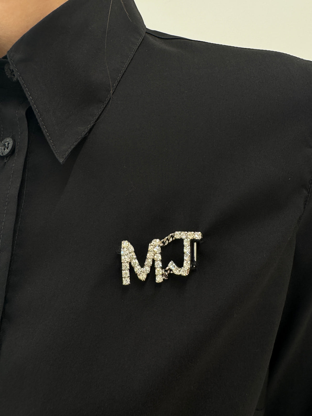 Cămașa Moschino neagră cu broșă cu cristale inclusă din poplin de bumbac confort