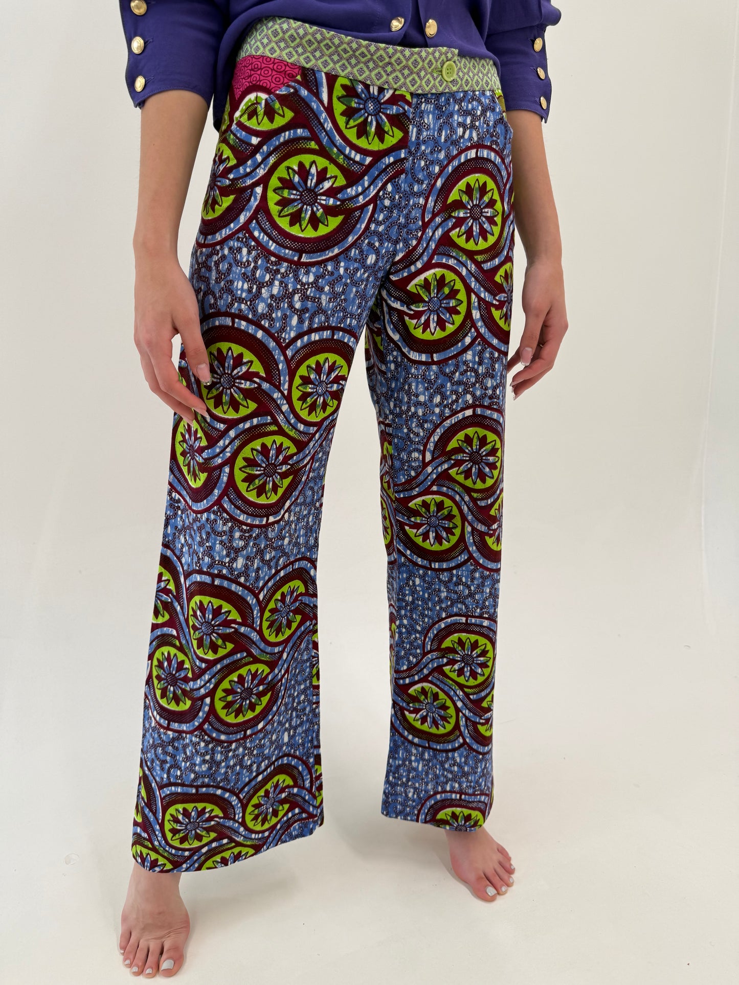 Pantaloni Moschino din pânză de bumbac în culori tari și croi evazat