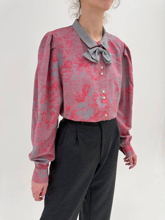 Cămașa vintage cu funda și umeri ușor bufanți