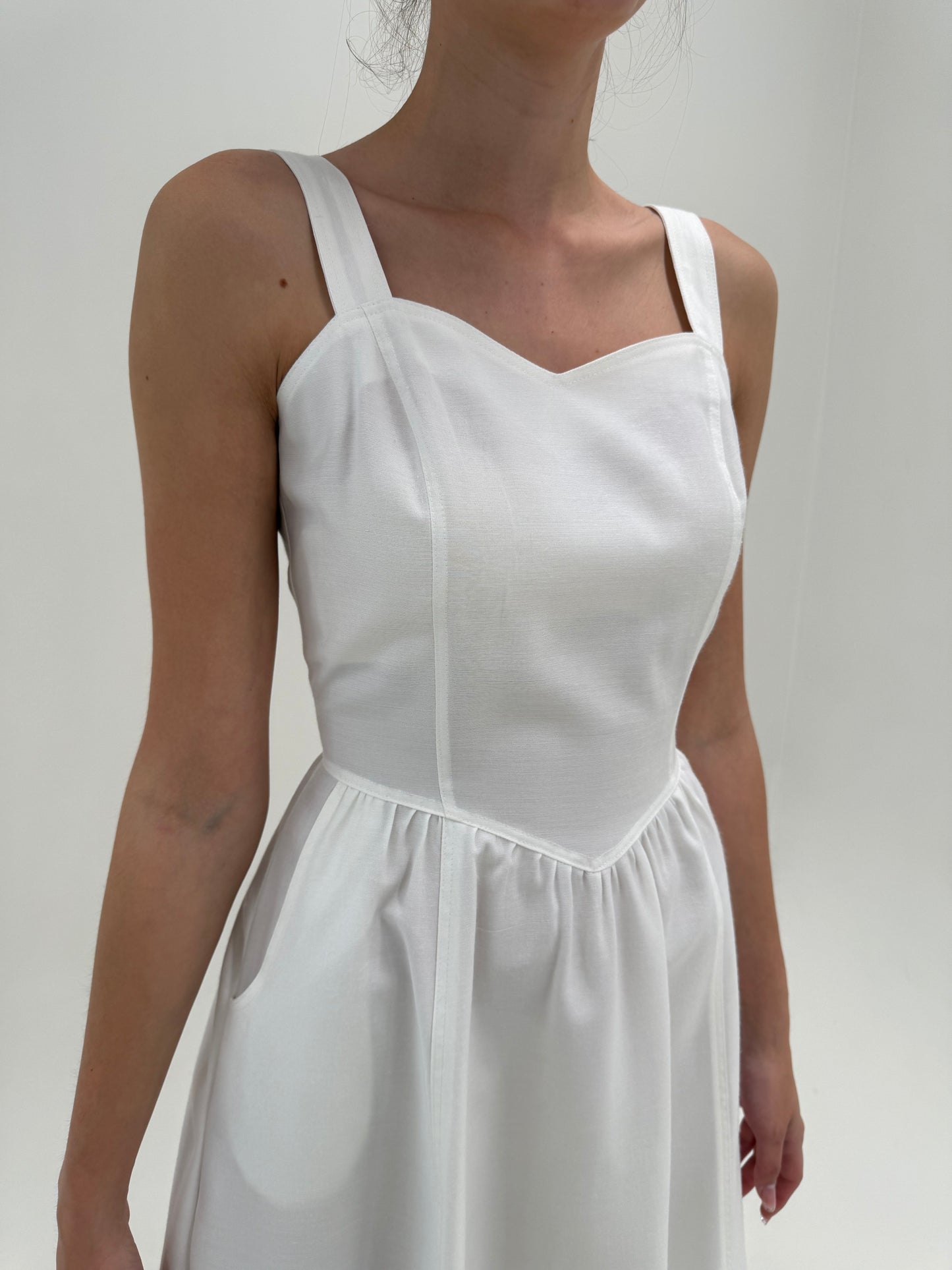 Rochie vintage alba în croi de ani 50 cu corsaj și buzunare