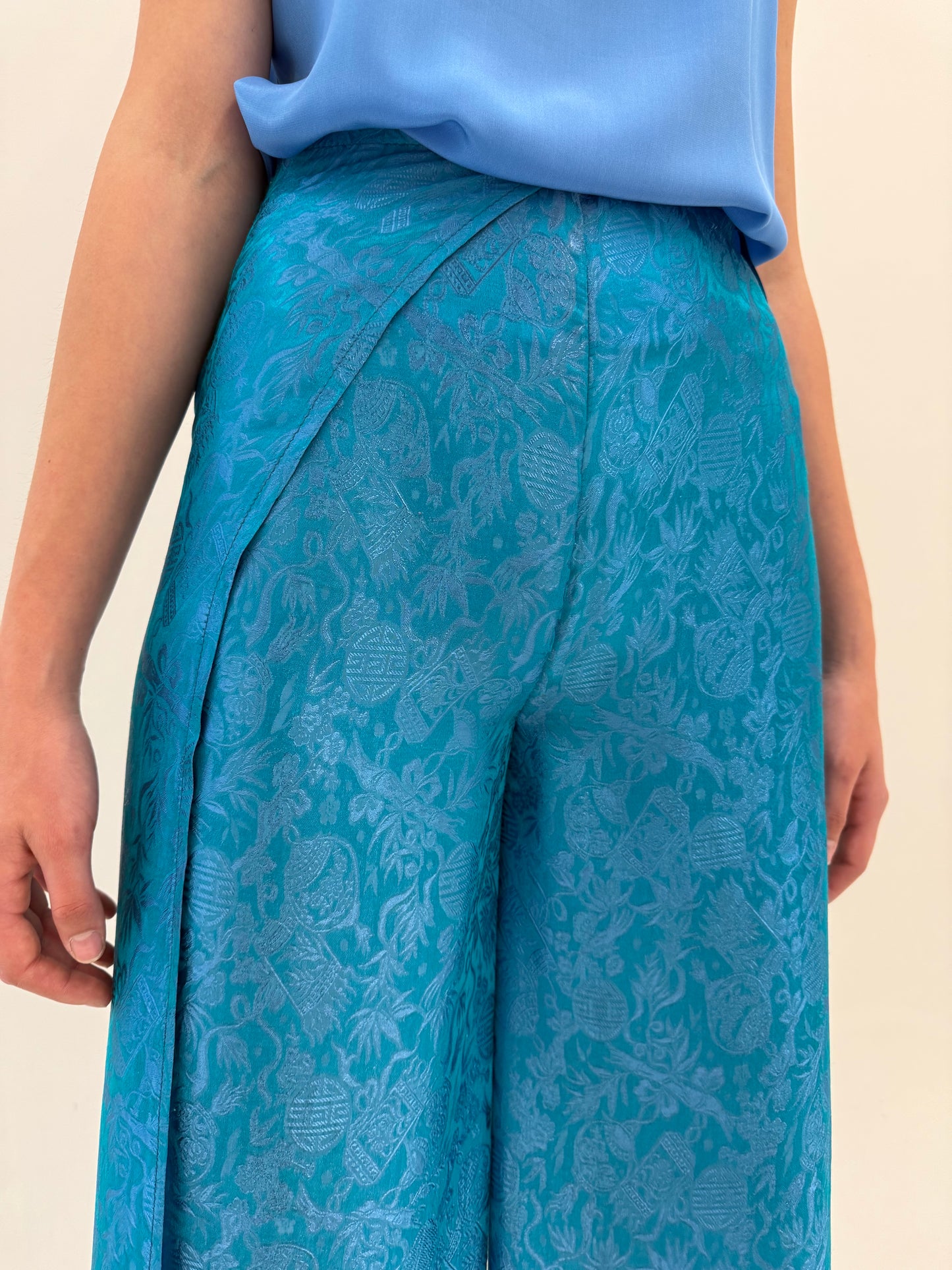Pantaloni petrecuți cu influențe asiatice din țesătură ușor perlata de mătase naturală