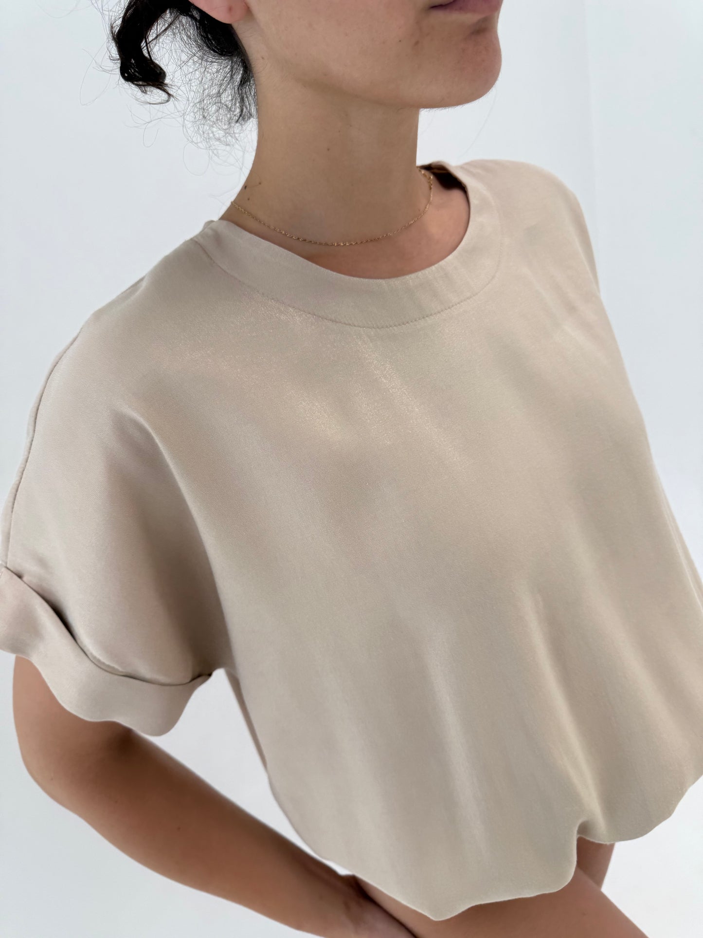 Top sand nude în croi minimalist cu efect foarte ușor perlat auriu pudrat