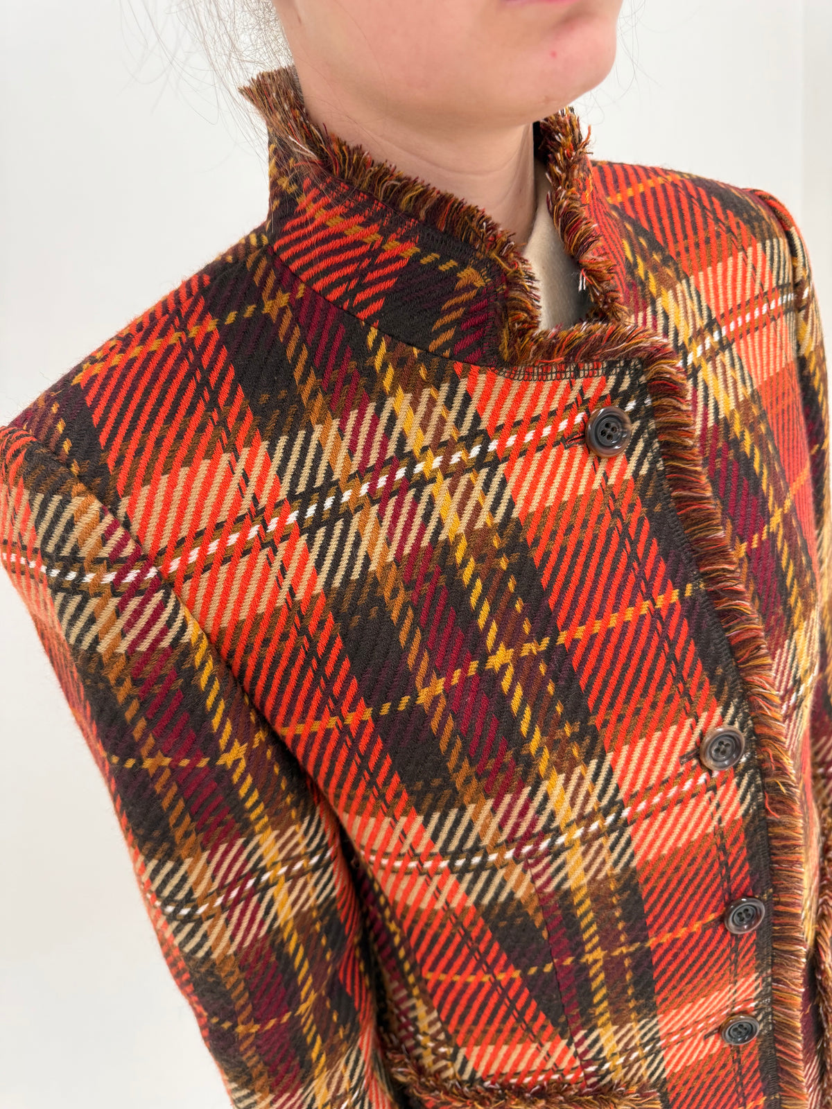 Sacou excepțional din tartan extrem de fin de lana în culori superbe cu buzunare aplicate