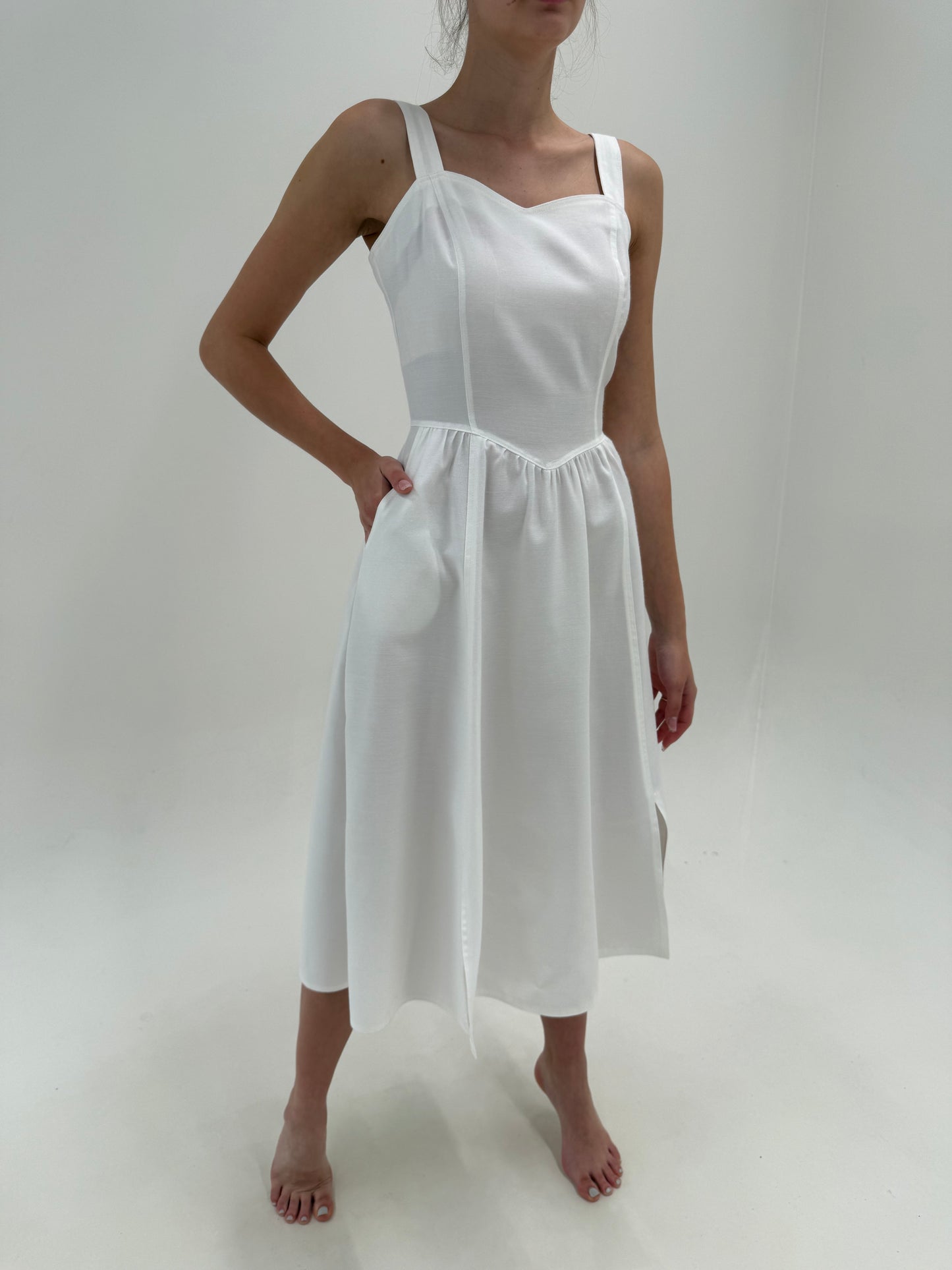 Rochie vintage alba în croi de ani 50 cu corsaj și buzunare