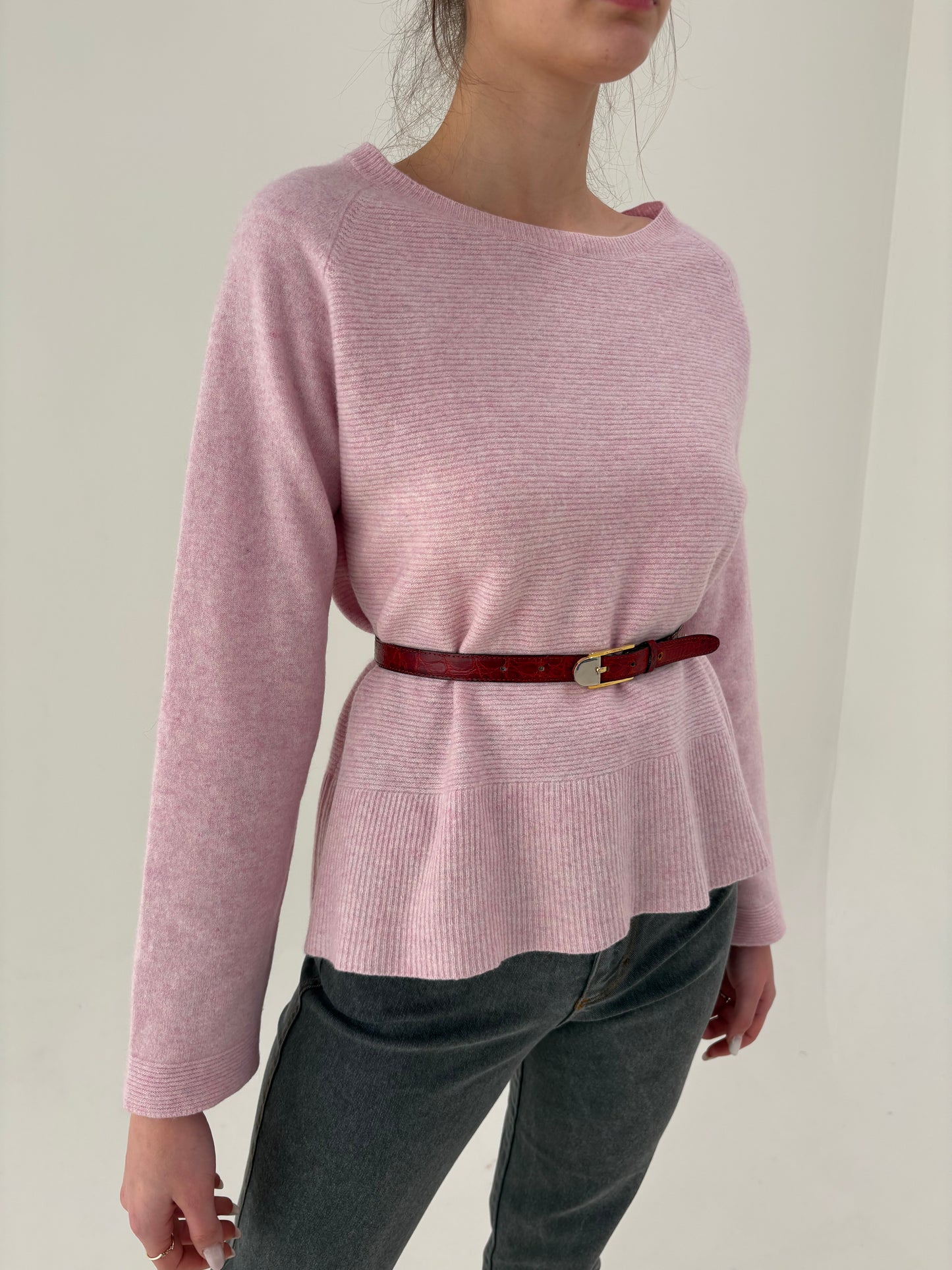 Pulover powder Pink din cașmir cu efect ușor de peplum