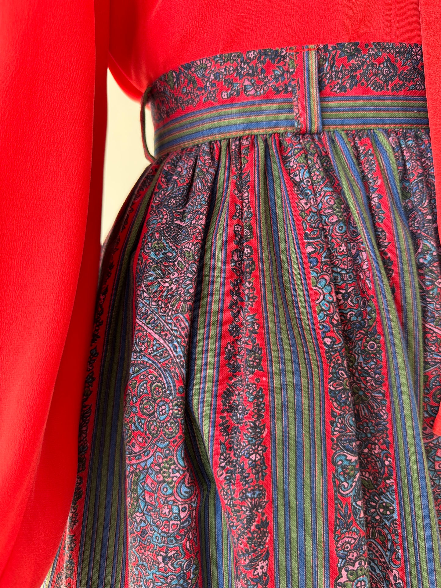 Fustă vintage cu buzunare usor structurata cu print paisley
