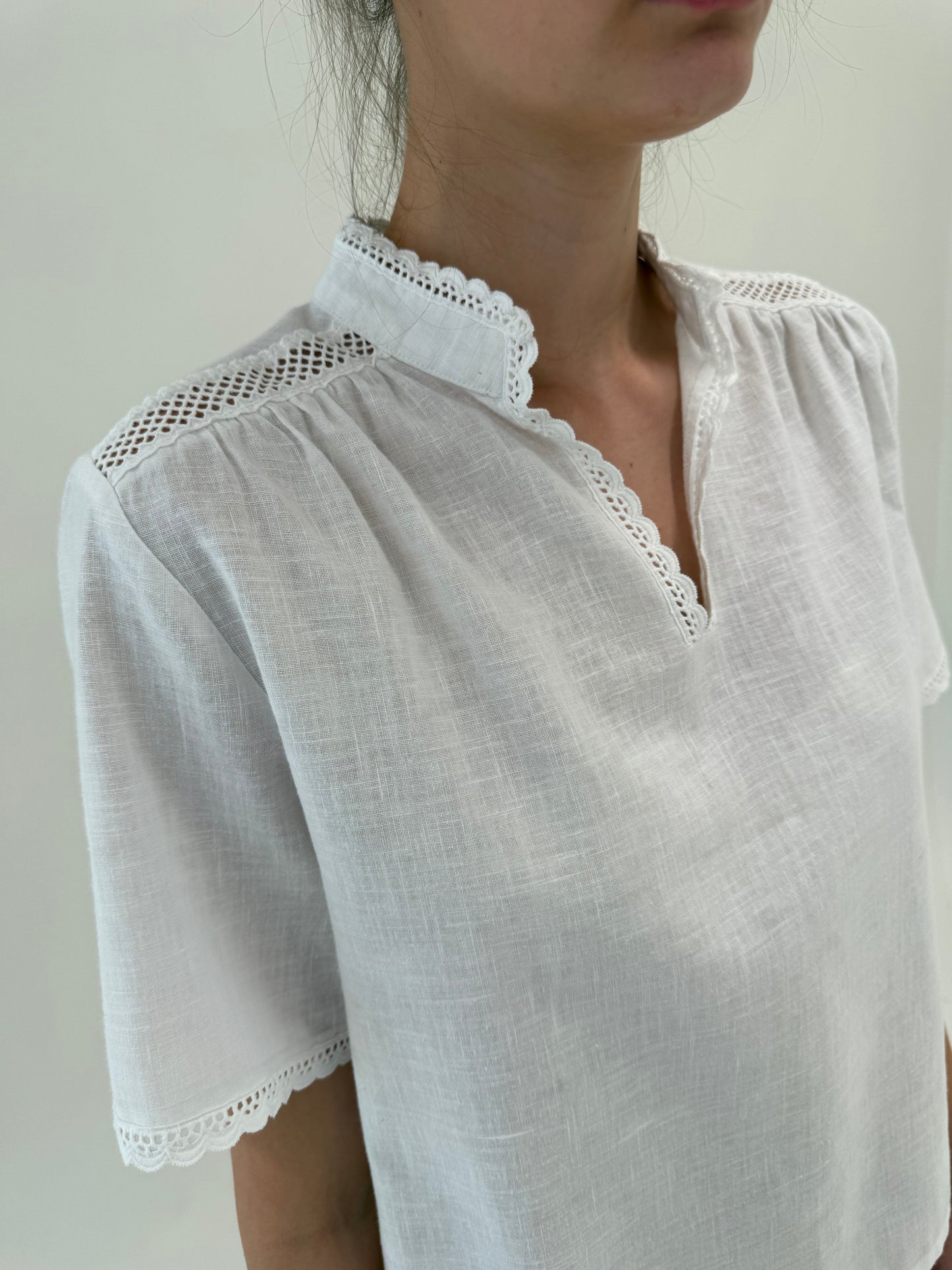 Cămașa vintage din pânză cu broderie anglaise și bust drapat
