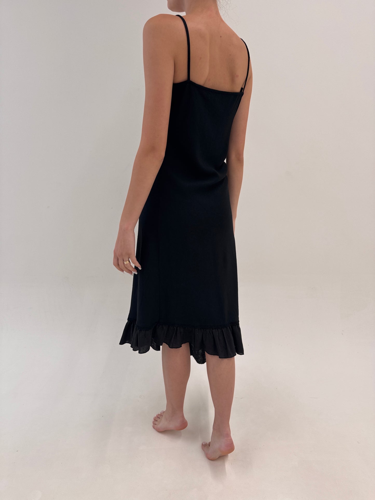 LBD maxi Fendi din pânză de in în croi minimalist cu volan supradimensionat