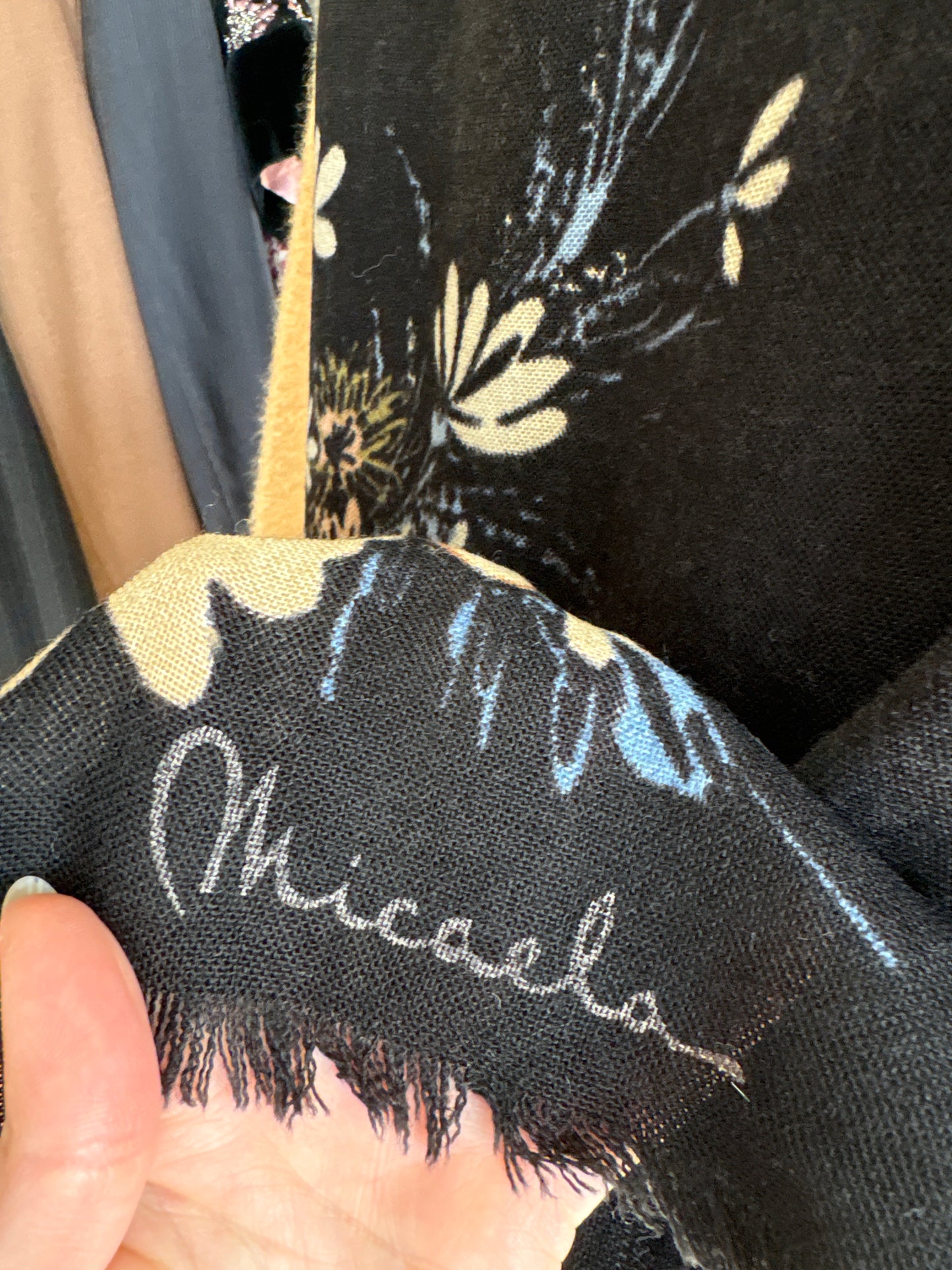 Eșarfă XXXXL neagră cu print floral superb din lana extrafina