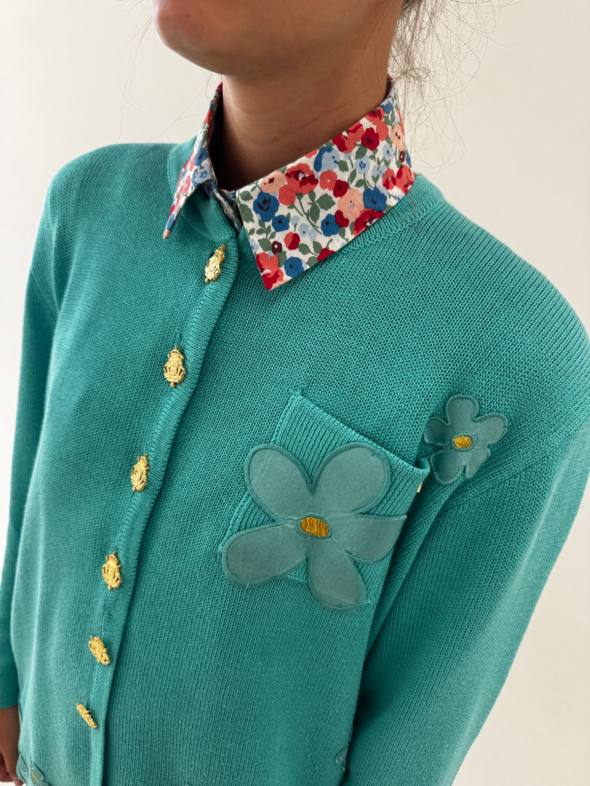 Cardigan lung aqua blue cu aplicații și nasturi metalici aurii bijuterie