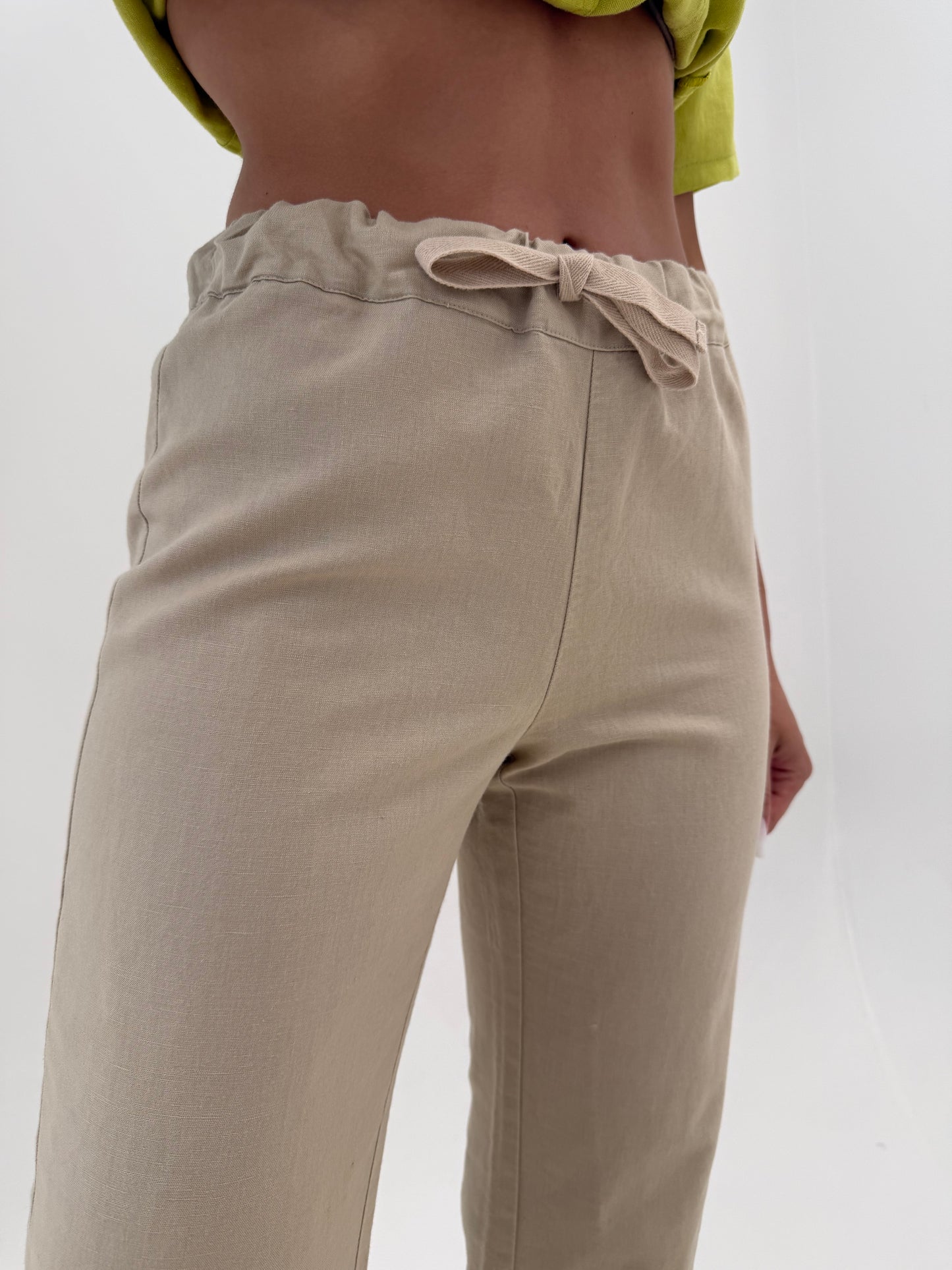 Pantaloni sand nude din in cu talie reglabilă în croi clasic atemporal