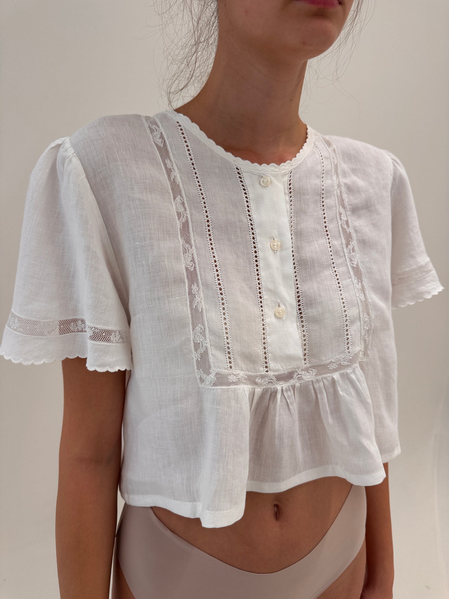 Top vintage cu dantelă și broderie manuală din cel mai fin in