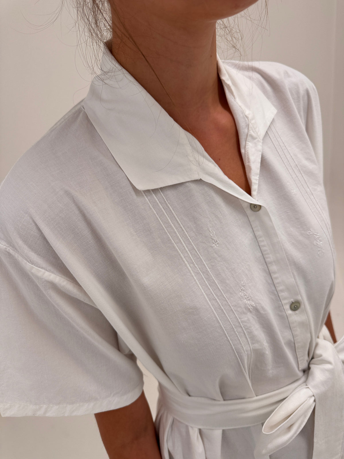 Rochie maxi din panza excepțională de bumbac cu cordon lat și broderie manuală delicată