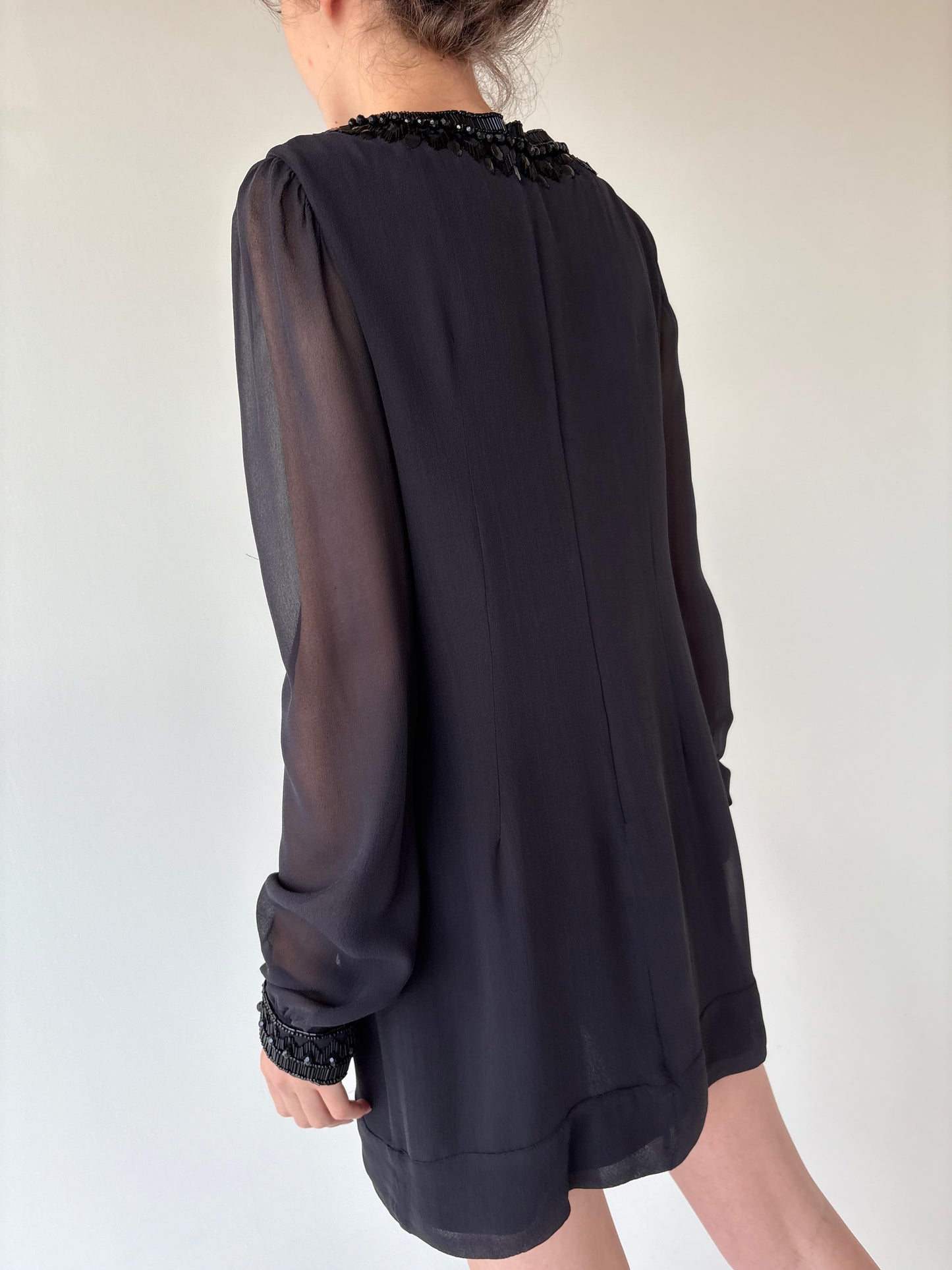 LBD din mătase naturală cu aplicații în croi minimalist