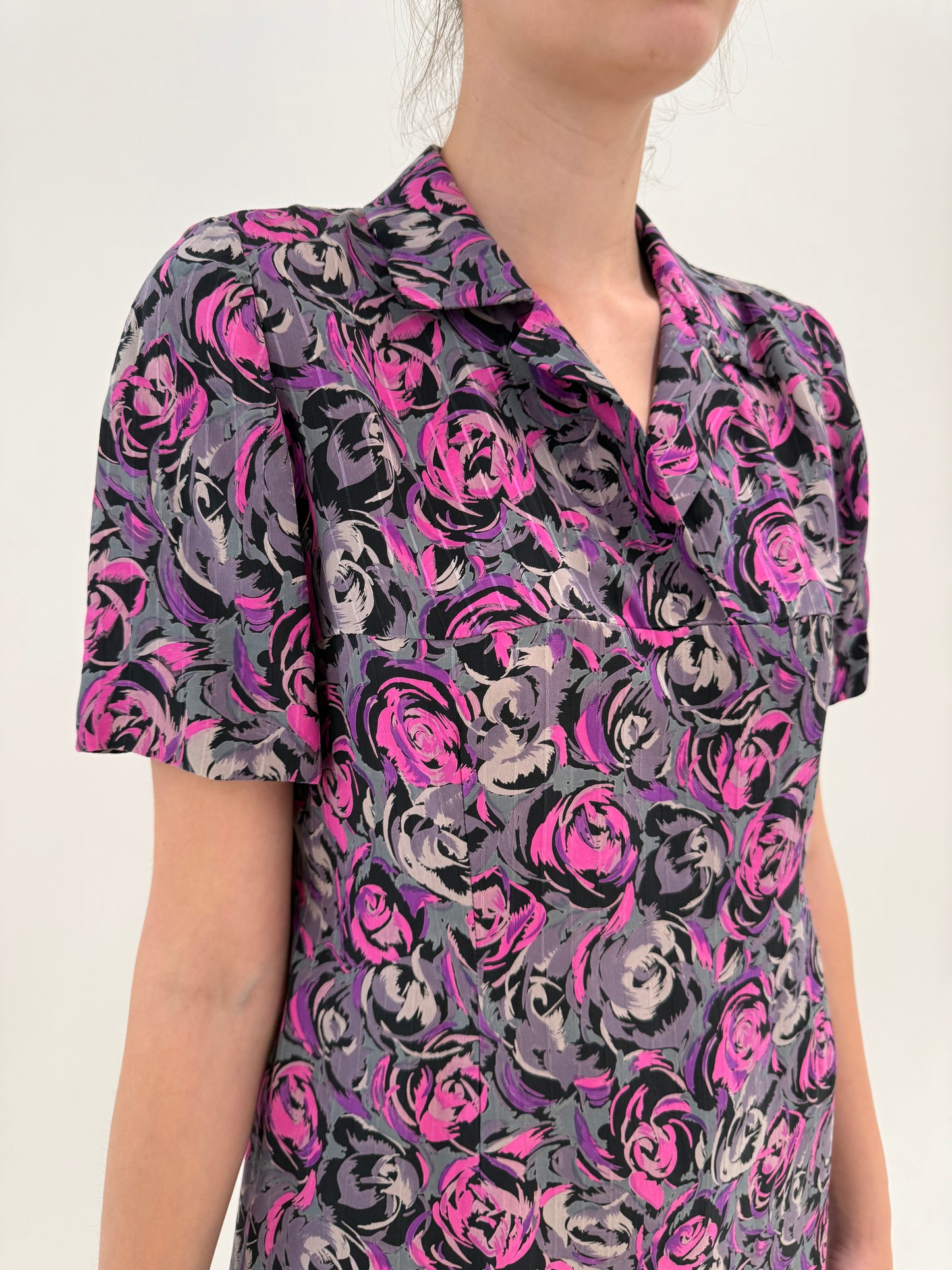 Rochie de zi în croi clasic din mătase naturală cu print superb fucsia