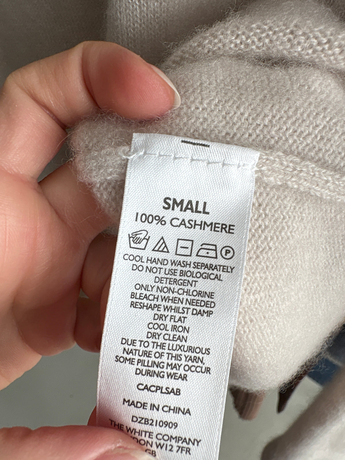 Pulover off white din cașmir cu influențe casual chic și croi oversized