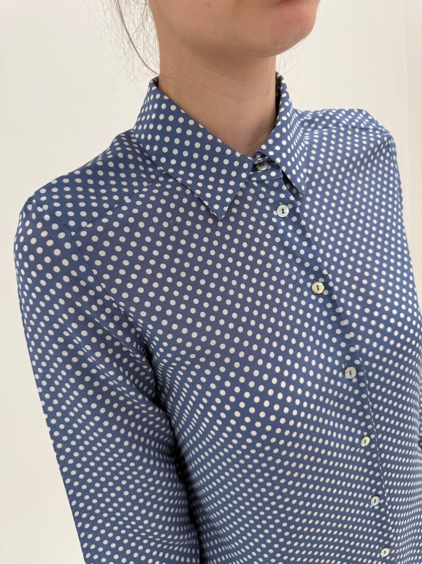 Cămași noi gama Max Mara din mătase naturală cu buline jeans blue