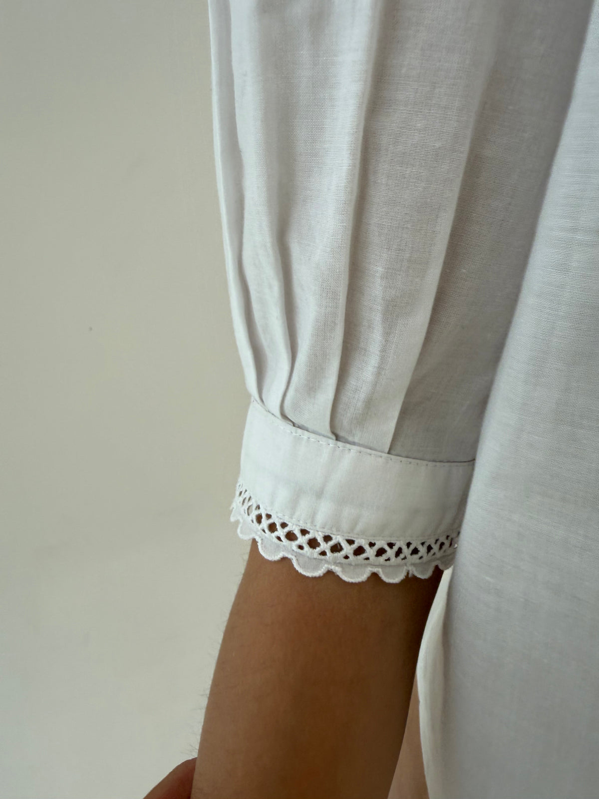 Cămașa vintage cu broderie anglaise și macrame fin cu umeri ușor bufanți