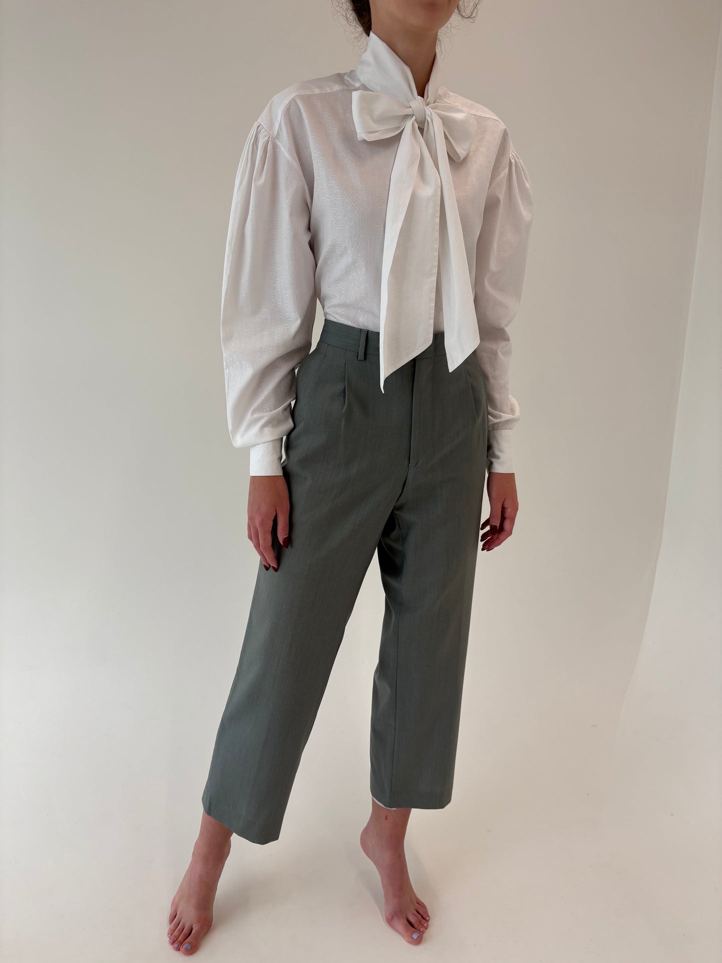 Pantaloni cu pense Sage green din stofă de lana pura extrafina certificată