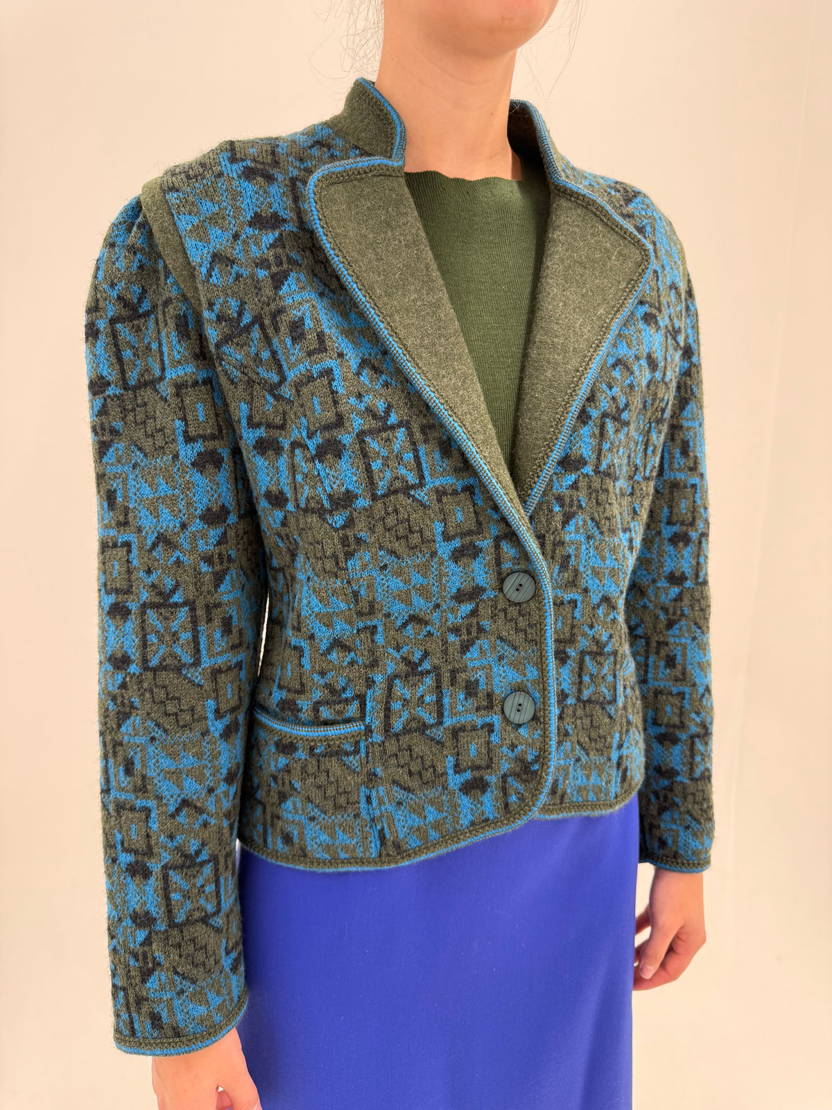 Jacheta vintage din tricot dens gros de lana în croi cambrat și culori superbe