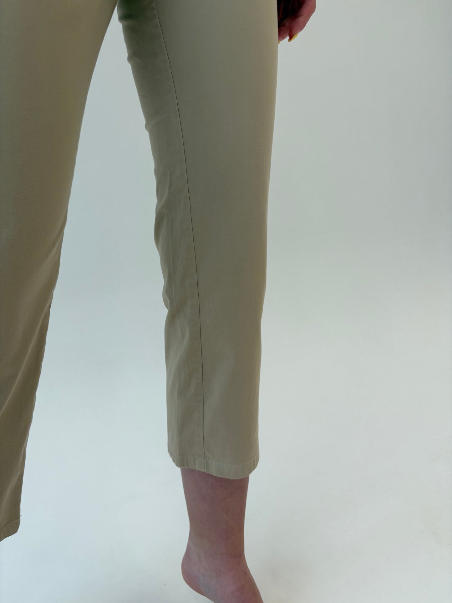 Pantaloni camel italienești petite din poplin modelator de bumbac în croi capri