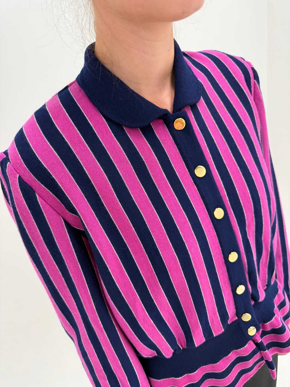 Jacheta vintage din tricot dens de lana extrafina de gramaj mare cu efect de peplum și nasturi aurii