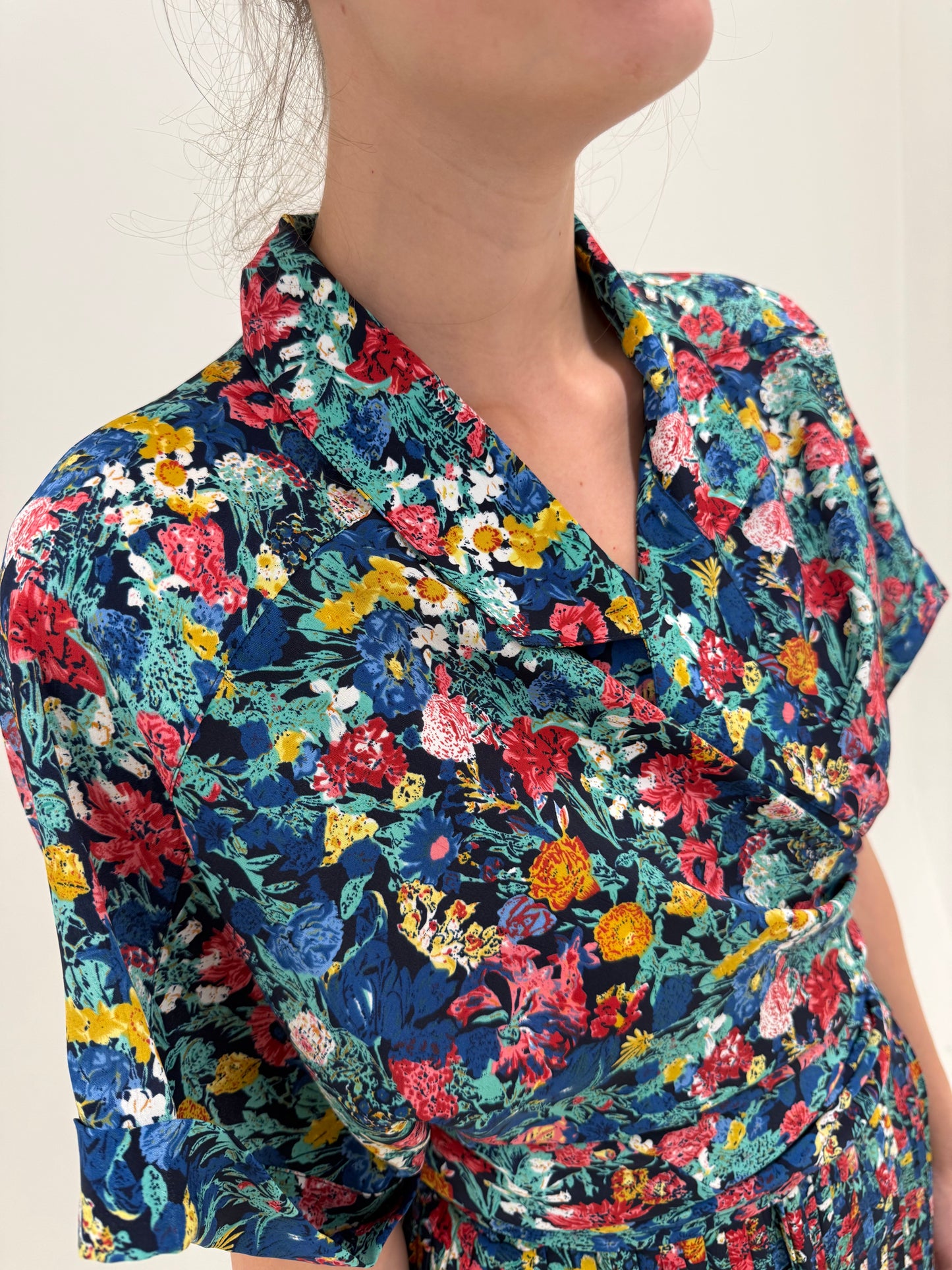 Set vintage cu fustă plisată midi lung și cămașă lejeră cu print floral