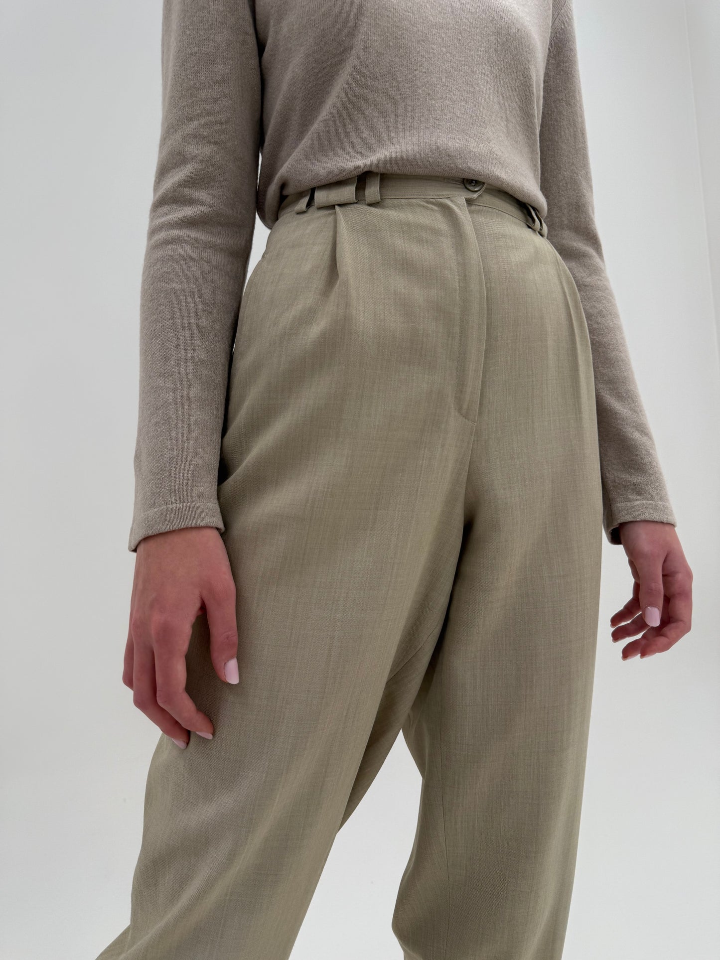 Pantaloni nude petite cu talie ultra înaltă din lana extrafina cu pense