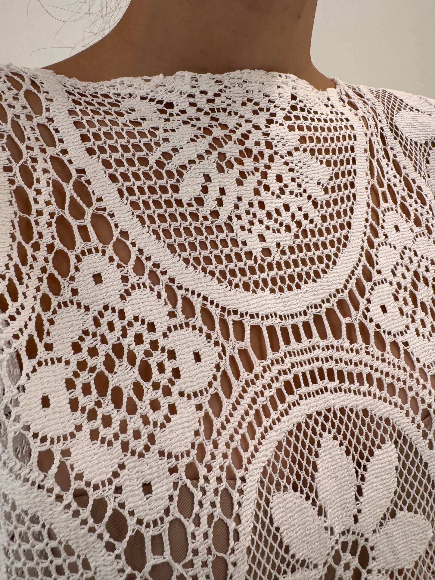 Set excepțional din macrame fin și pânză de in pa spate cu tunica lungă și fustă maxi