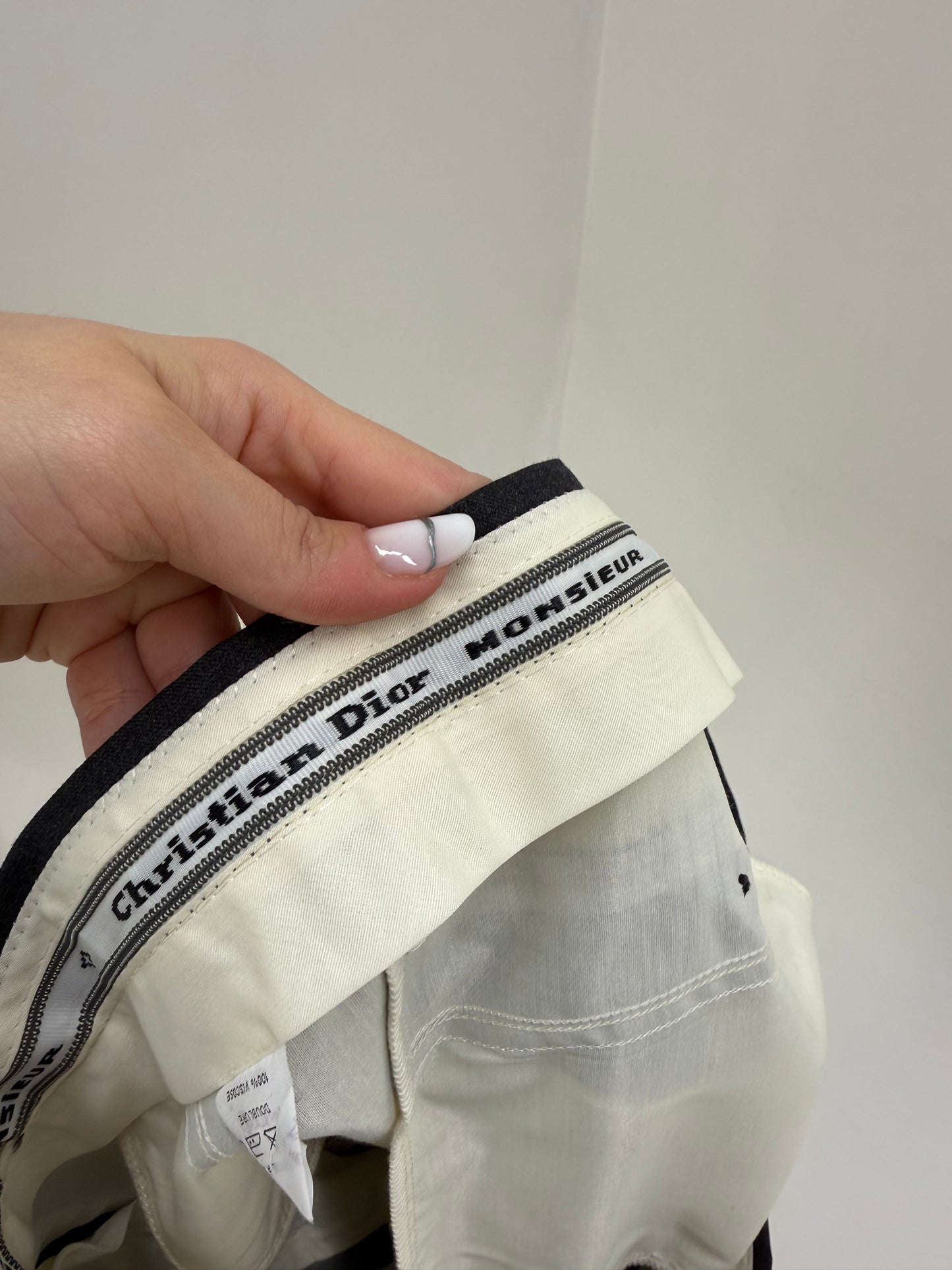 Pantaloni Dior cu pense în croi lejer din lanita foarte subțire de primăvară