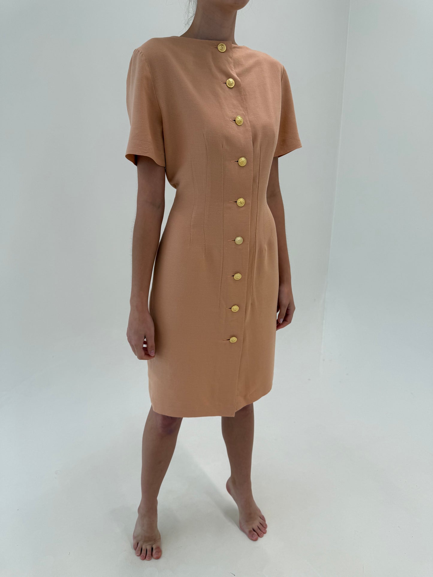 Rochie vintage nude cu nasturi aurii metalici în croi clasic atemporal din pânză de in