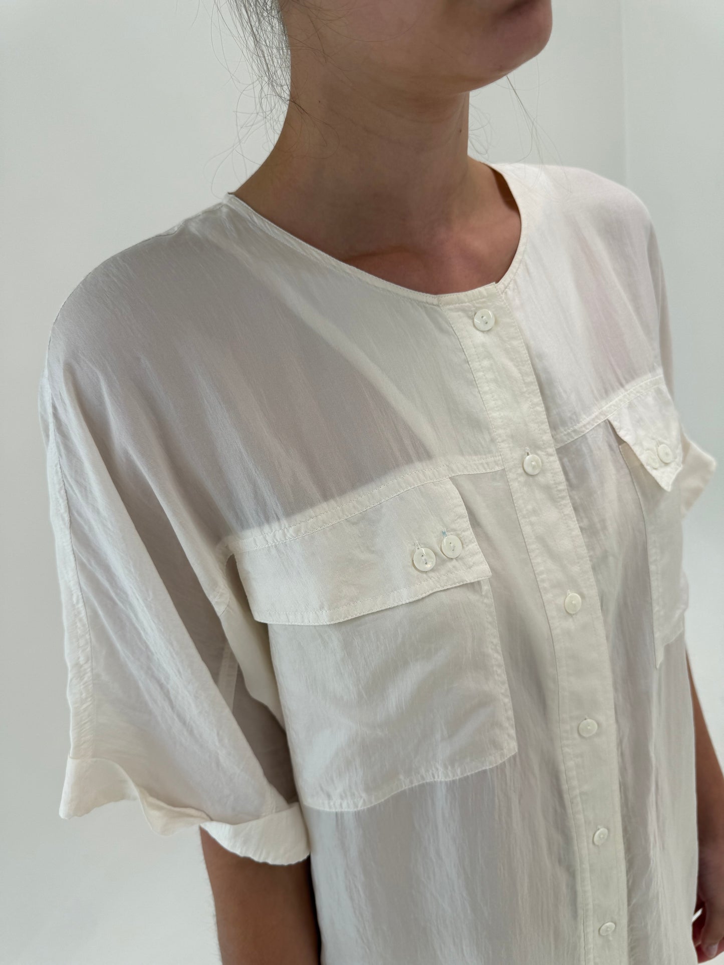 Cămașa butter white din mătase matuala în croi retro modern lejer
