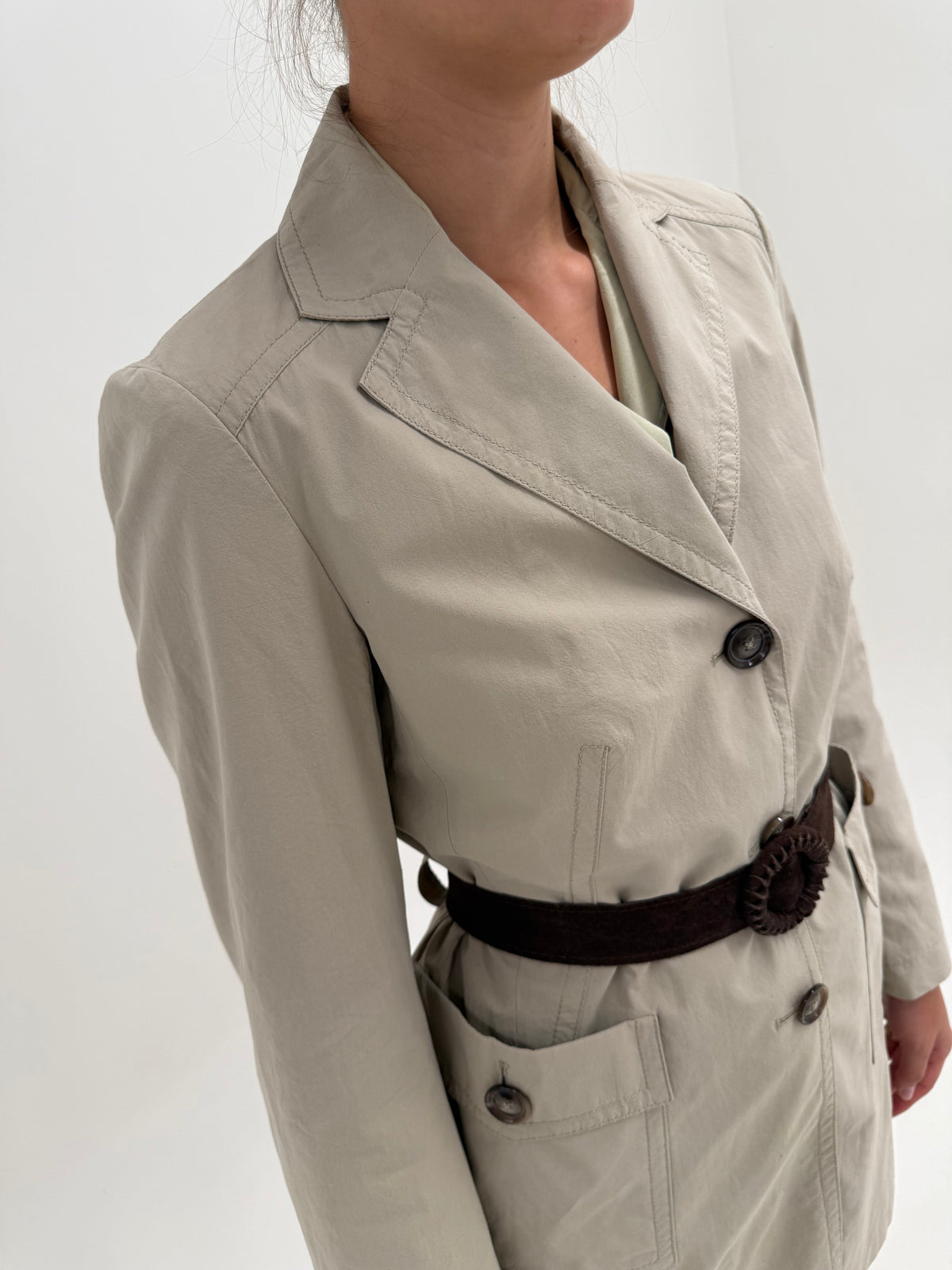Trench Escada warm gray in croi clasic cu centura din piele naturală și nasturi maro