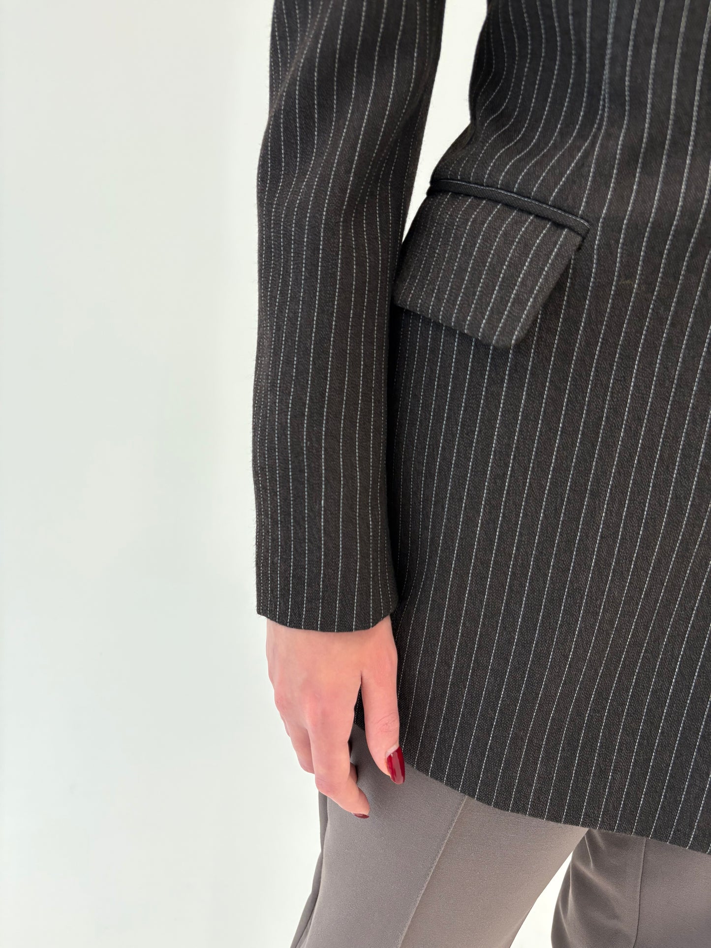 Sacou chocolate brown cambrat cu închidere dublă și dungi fine verticale