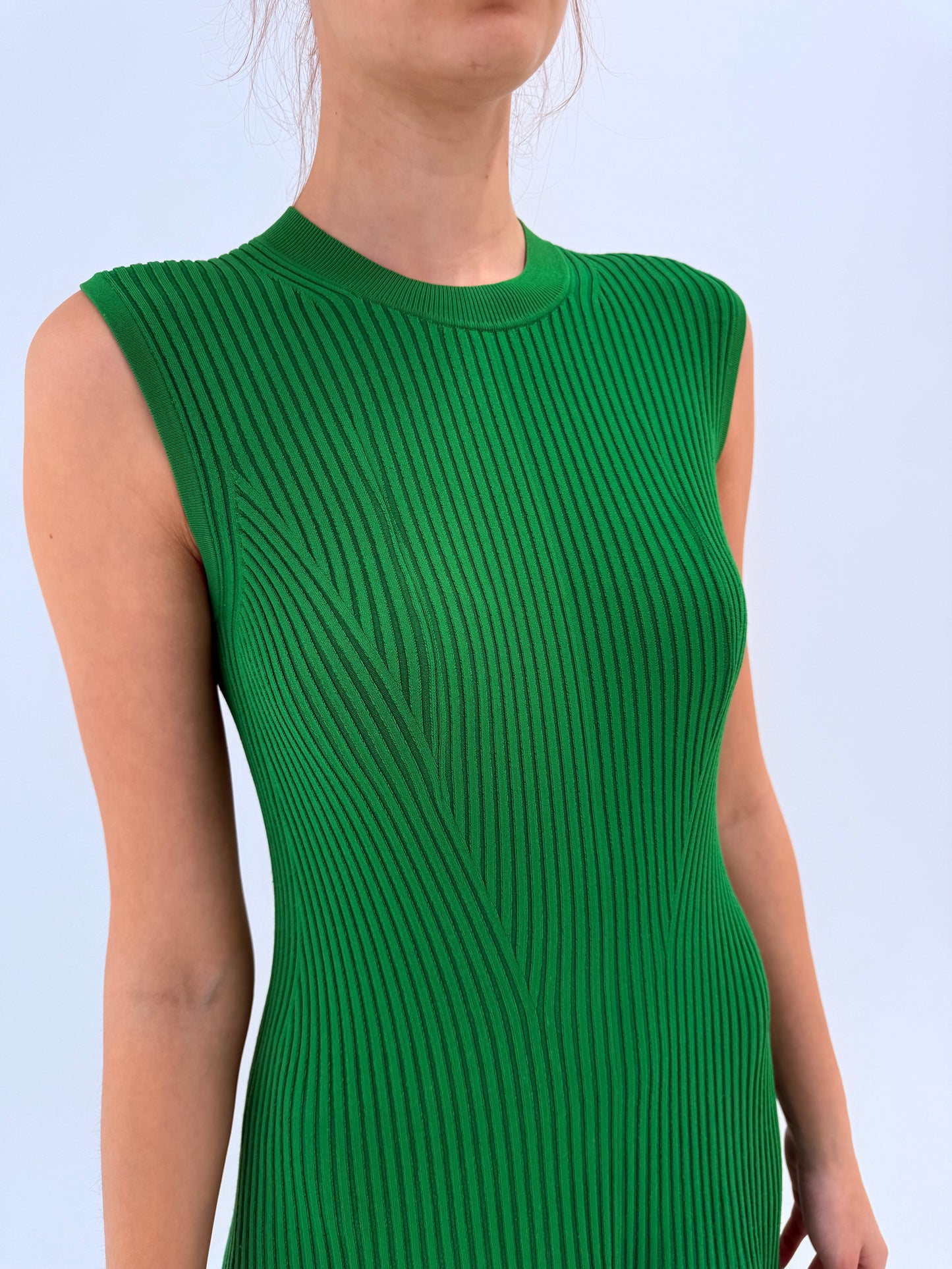 Rochie din jerse ribbed verde smarald în croi cambrat