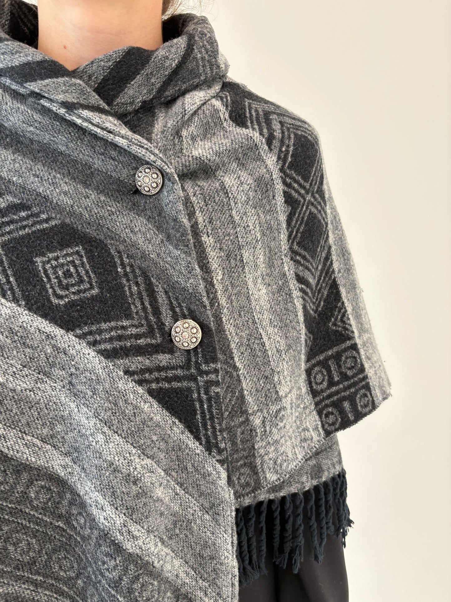 Capa dublată din lana extrafina în minate de gri