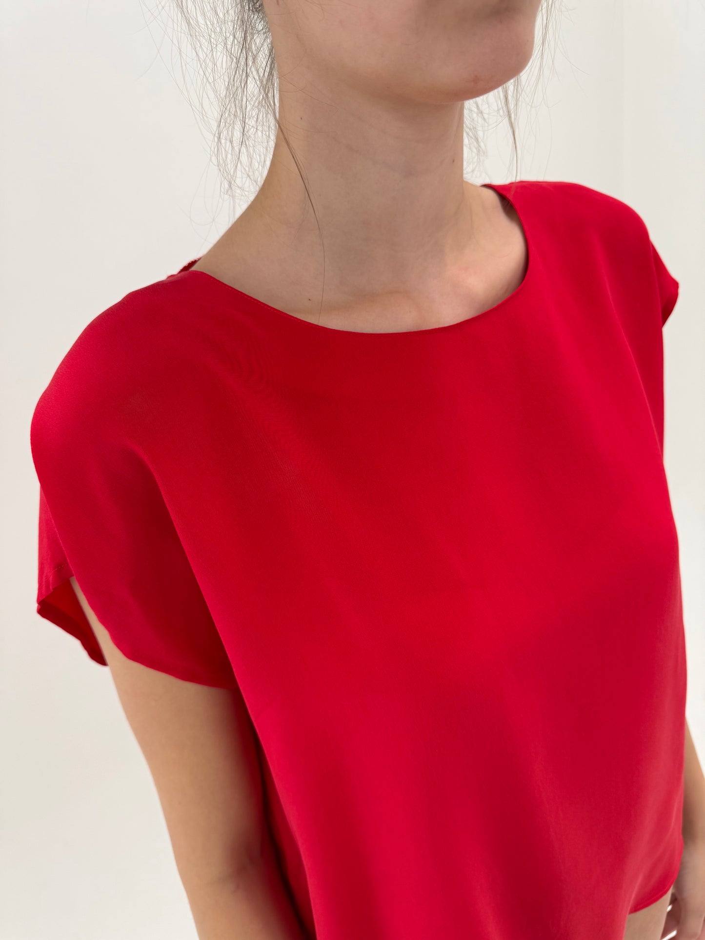Top din mătase naturală cherry red în croi lejer minimalist