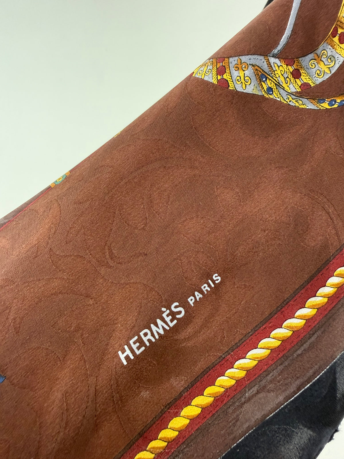 Esarfa Hermès Paris Vintage Jacquard Silk Carré – Heraldic Swords
