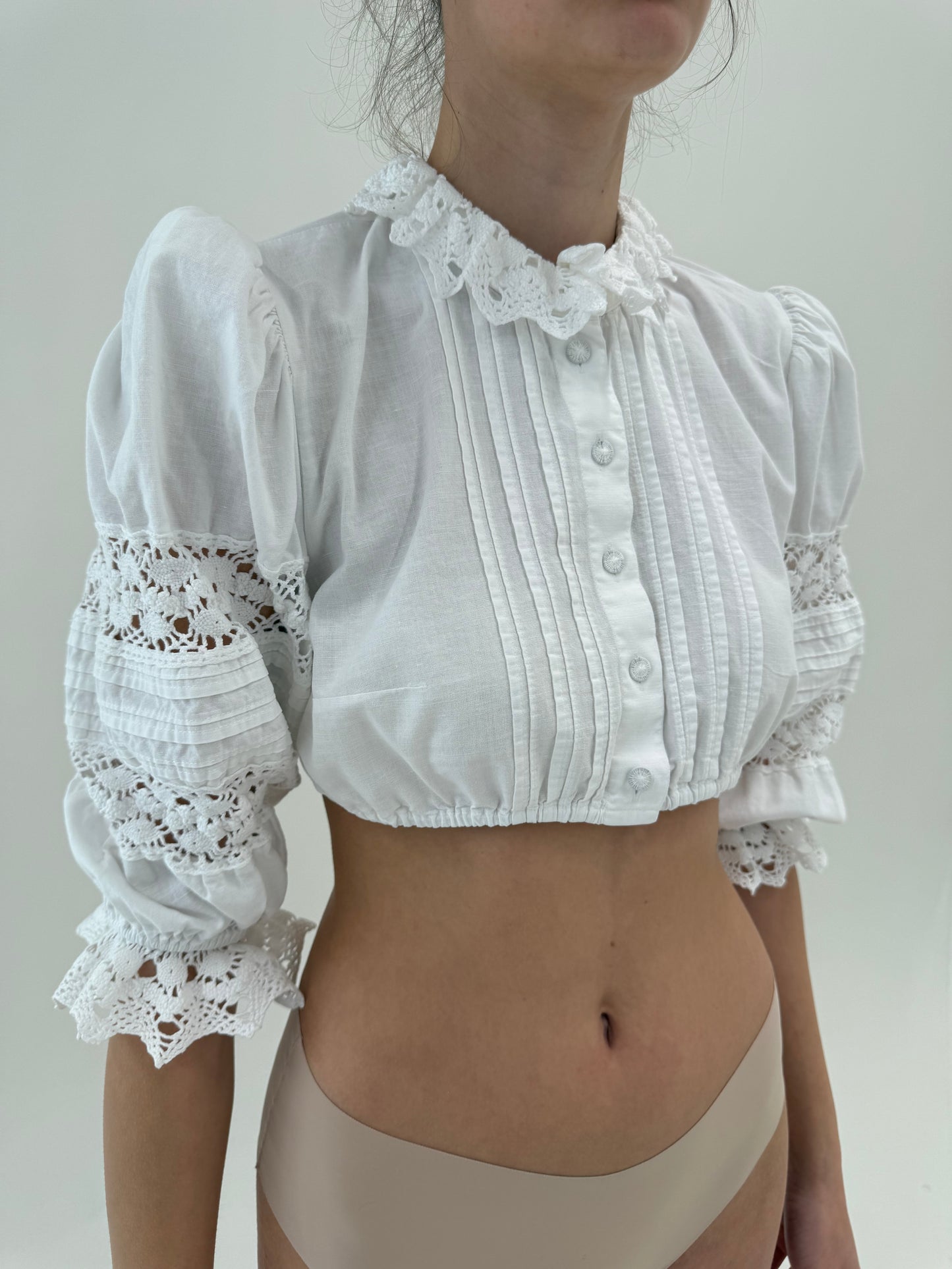 Top vintage cropped din panza bumbac cu in și dantelă macrame