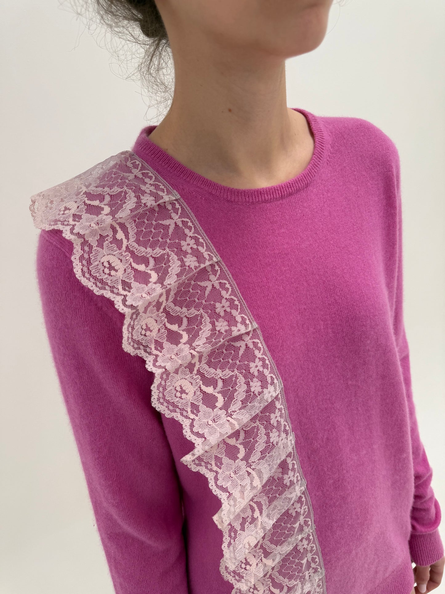 Pulover din cașmir multiply Barbie pink cu aplicație din dantelă