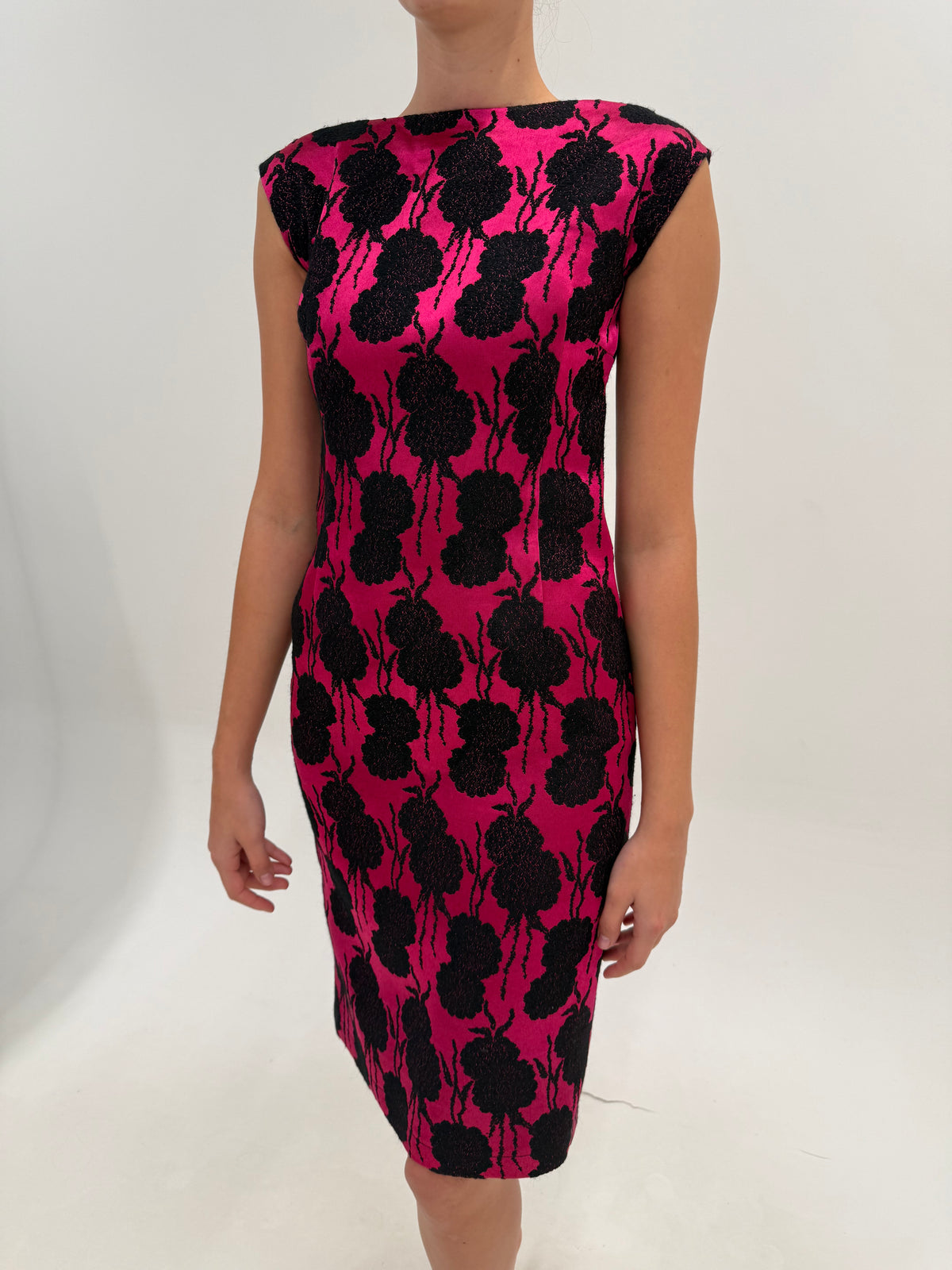 Rochie excepțională din wool-blend floral jacquard pe satin ground fucsia în croi de ani 60