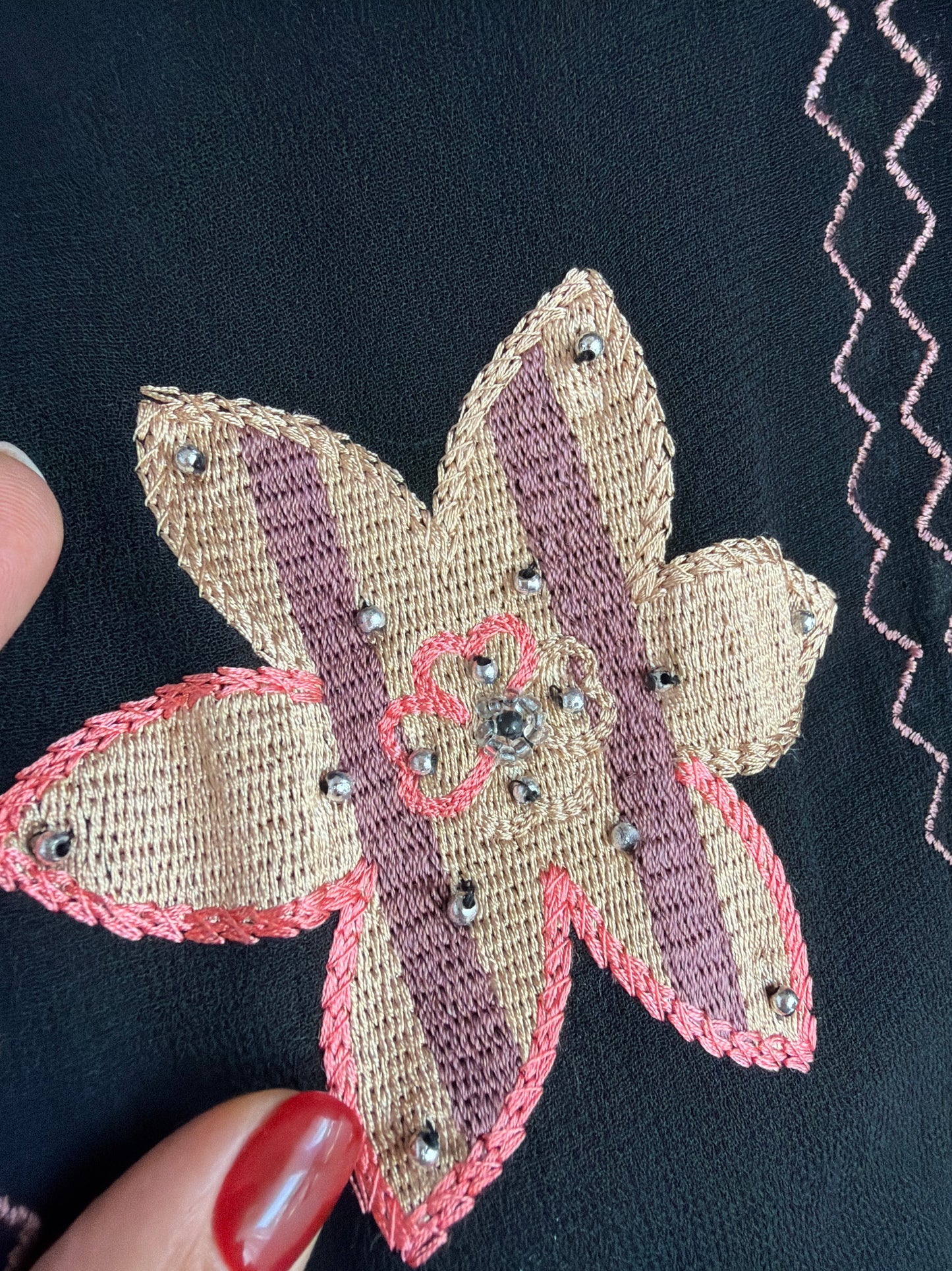 Cămașa neagră super vaporoasă cu broderie și aplicații manuale delicate